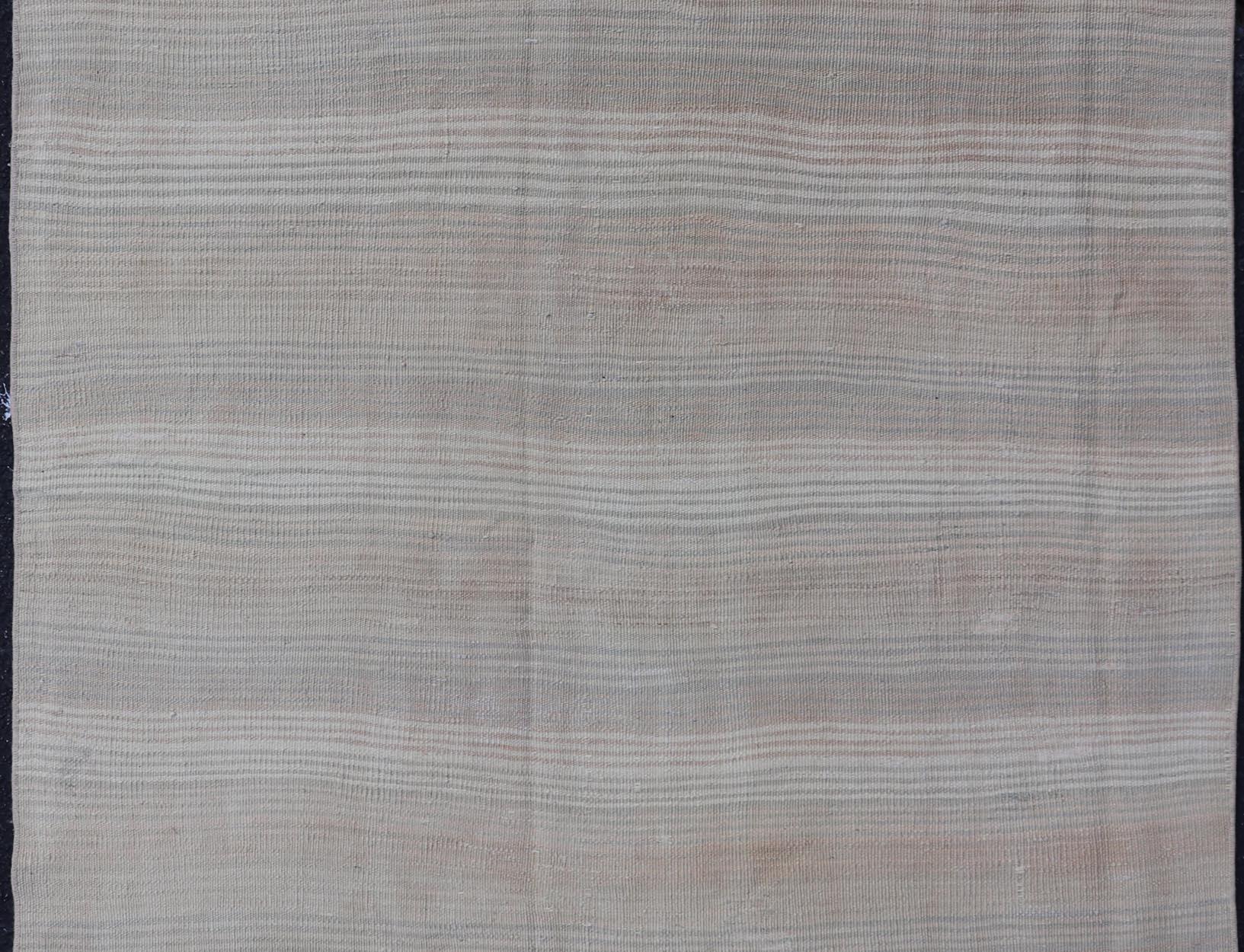 Vintage Türkisch Kilim Teppich In Beige und Creme Streifen und Töne 3'7 x 5'2 (Wolle) im Angebot