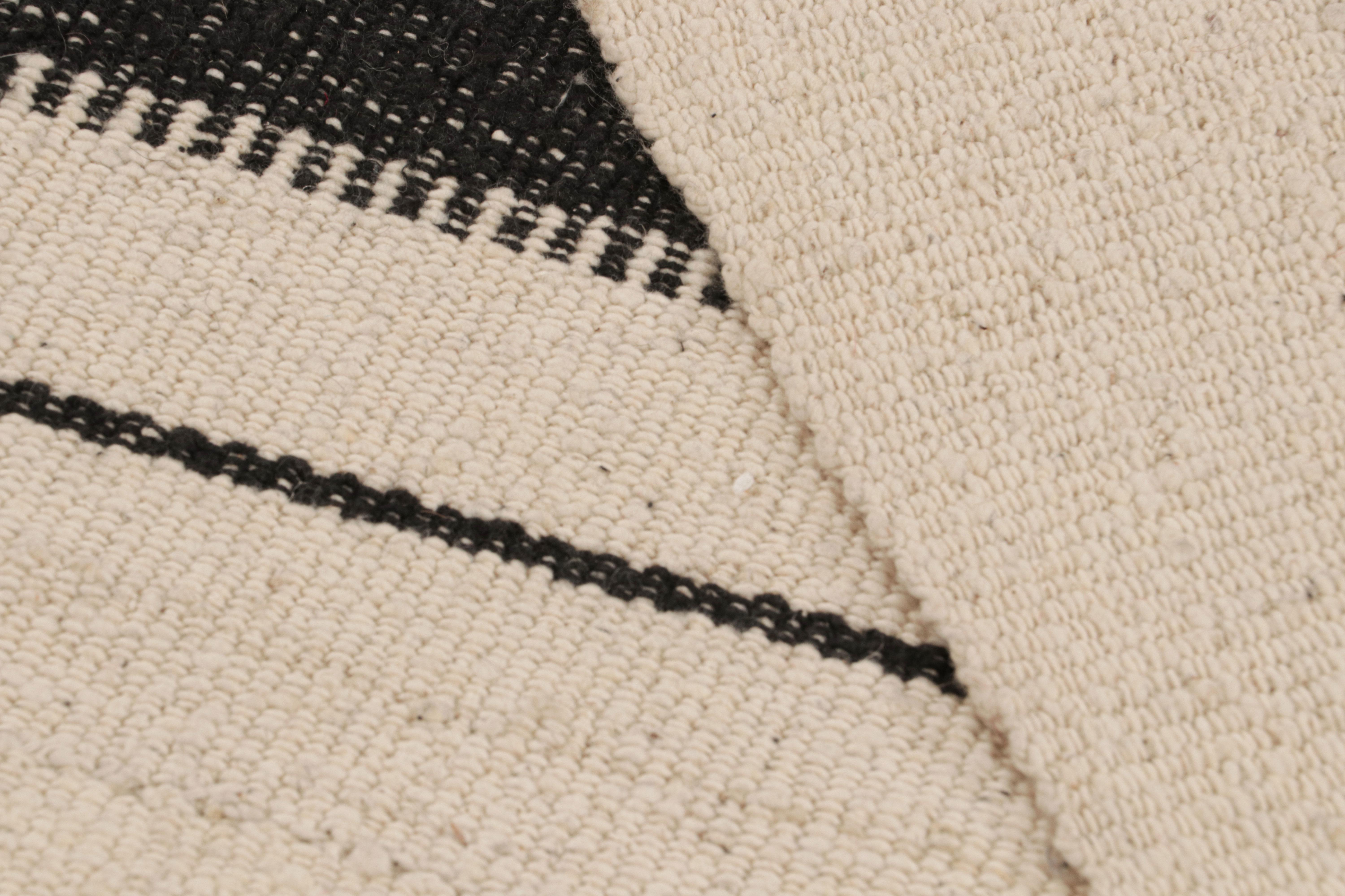 Türkischer Kelim-Teppich im Vintage-Stil mit schwarz-weiß gestreiftem Muster von Rug & Kilim im Angebot 1