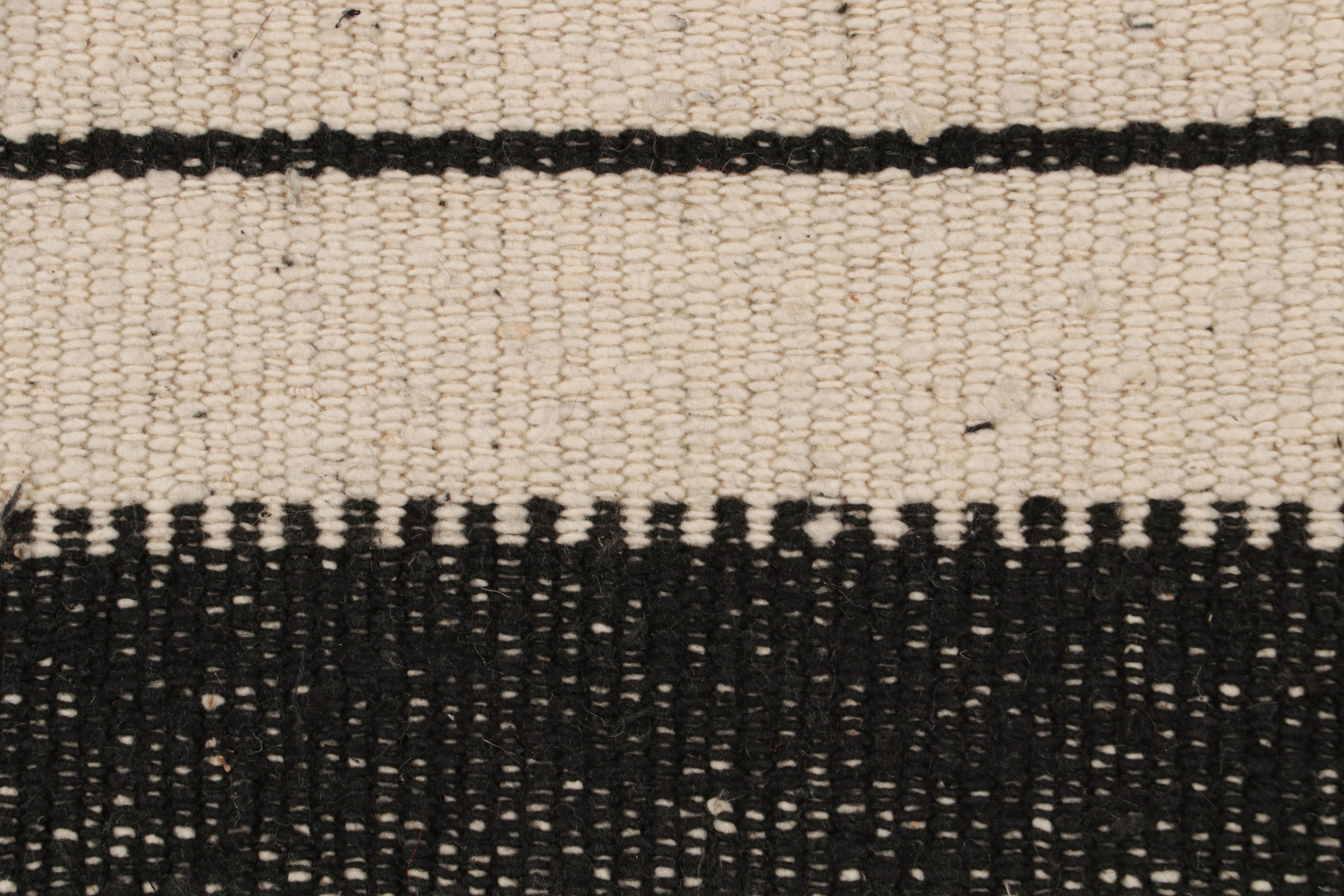 Türkischer Kelim-Teppich im Vintage-Stil mit schwarz-weiß gestreiftem Muster von Rug & Kilim (Wolle) im Angebot