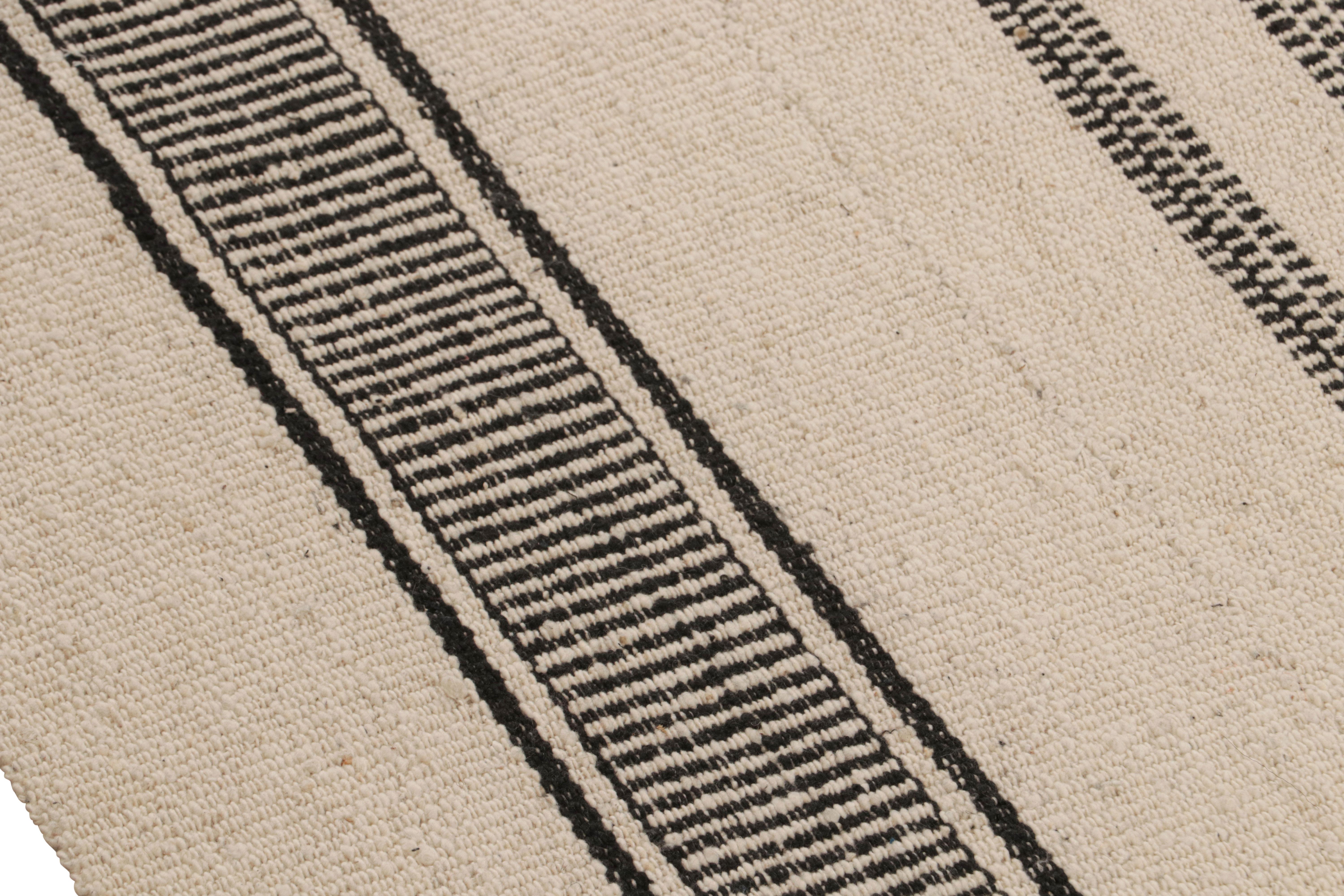 Türkischer Kelim-Teppich im Vintage-Stil mit schwarz-weiß gestreiftem Muster von Rug & Kilim im Zustand „Gut“ im Angebot in Long Island City, NY