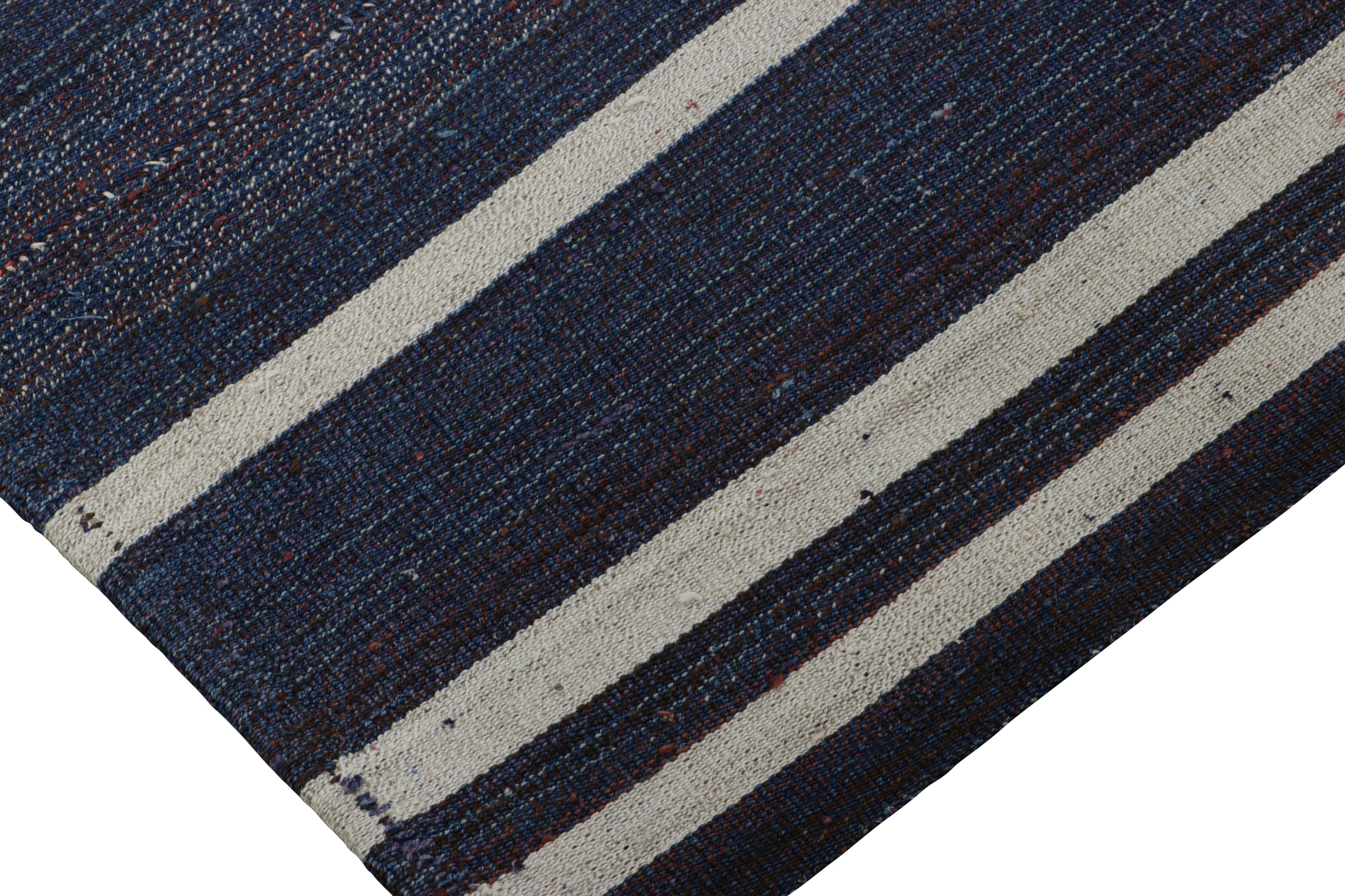 Türkischer Kelimteppich im Vintage-Stil mit blauen, violetten und weißen Streifenmuster von Teppich & Kelim (Wolle) im Angebot