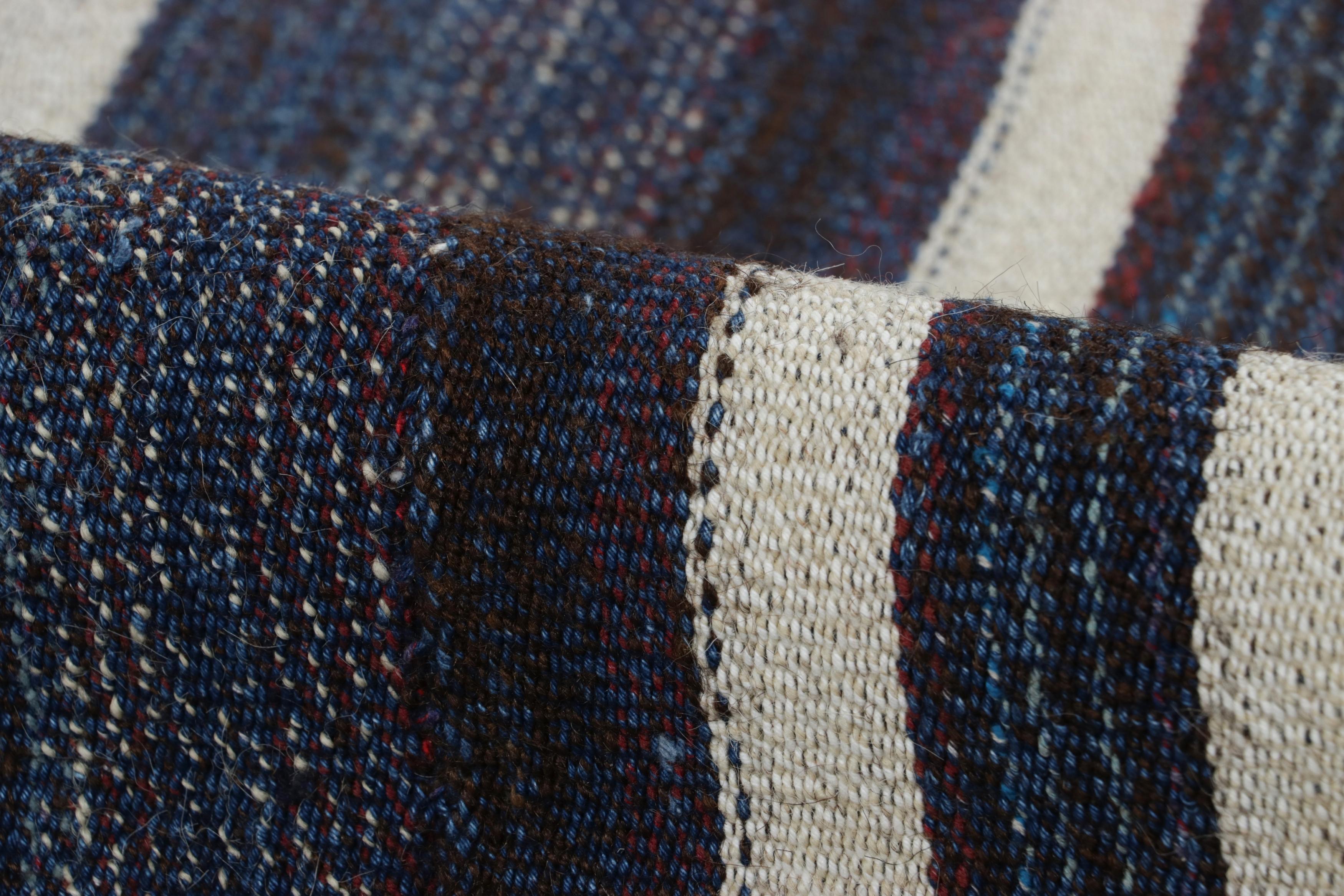 Türkischer Kelimteppich im Vintage-Stil mit blauen, violetten und weißen Streifenmuster von Teppich & Kelim im Angebot 2