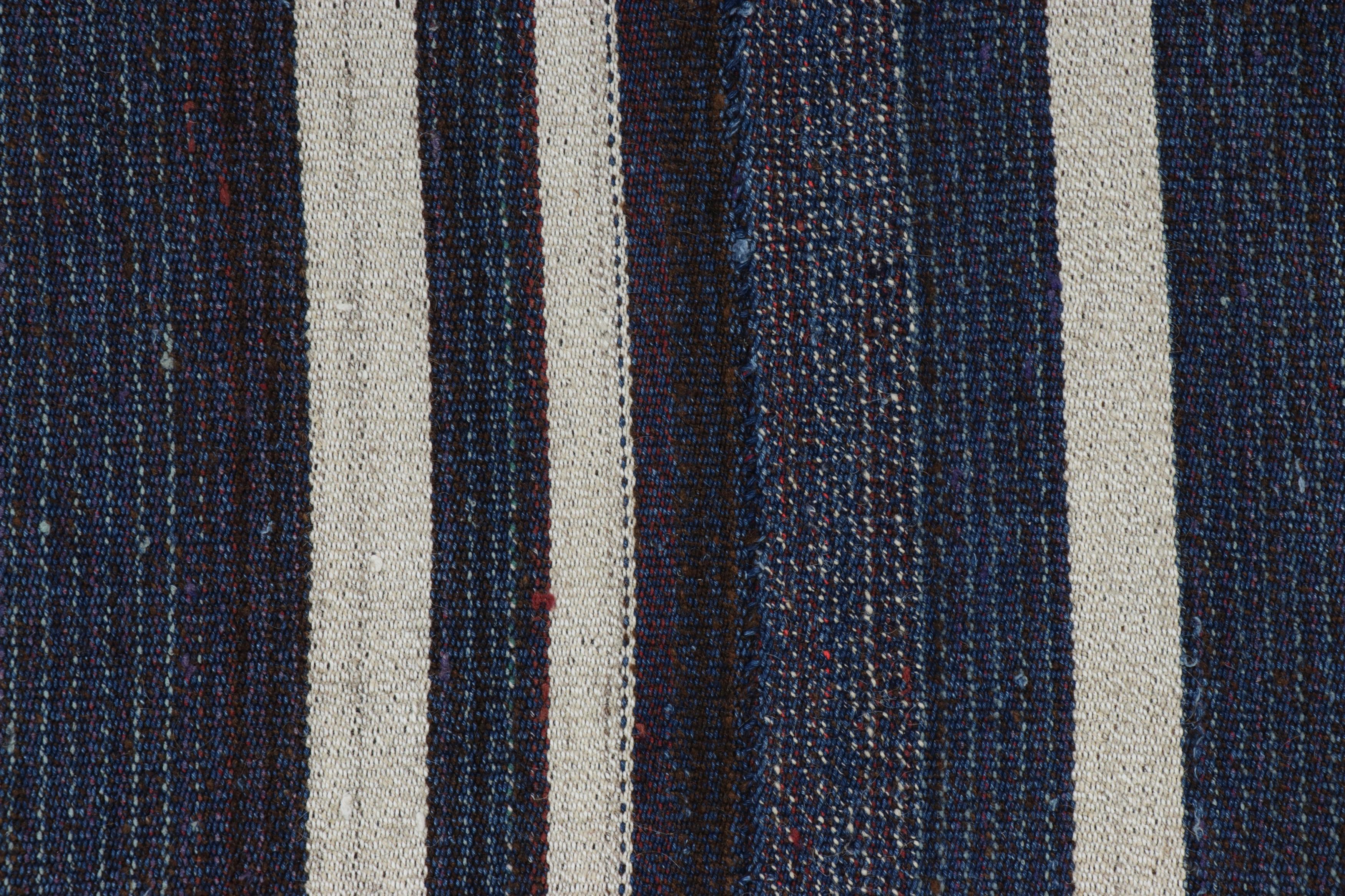 Türkischer Kelimteppich im Vintage-Stil mit blauen, violetten und weißen Streifenmuster von Teppich & Kelim (Handgeknüpft) im Angebot