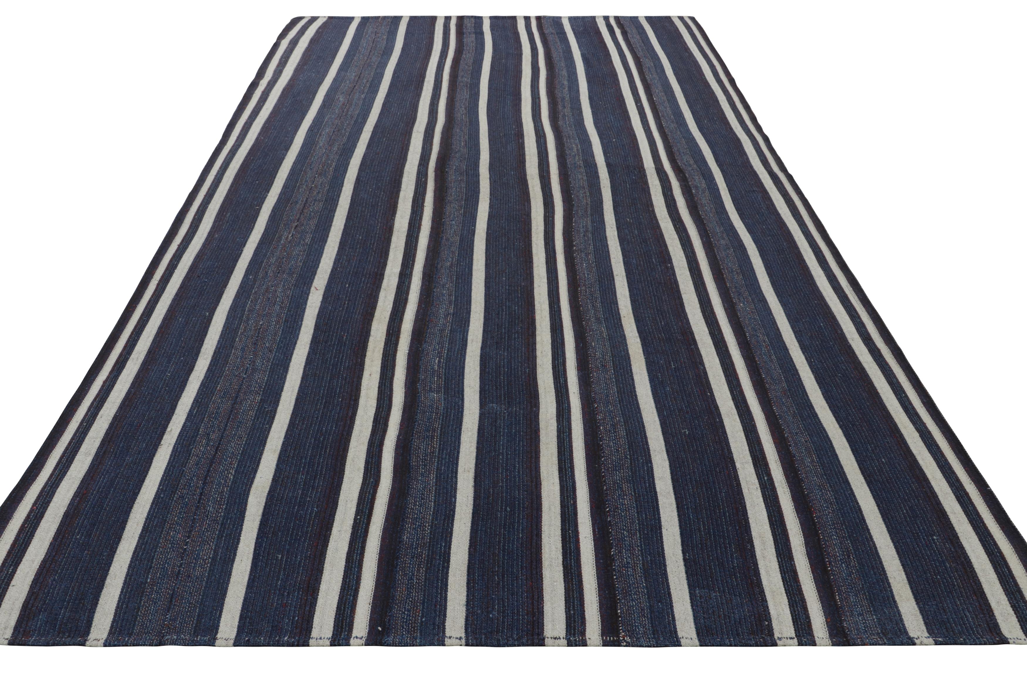 Türkischer Kelimteppich im Vintage-Stil mit blauen, violetten und weißen Streifenmuster von Teppich & Kelim (Mitte des 20. Jahrhunderts) im Angebot