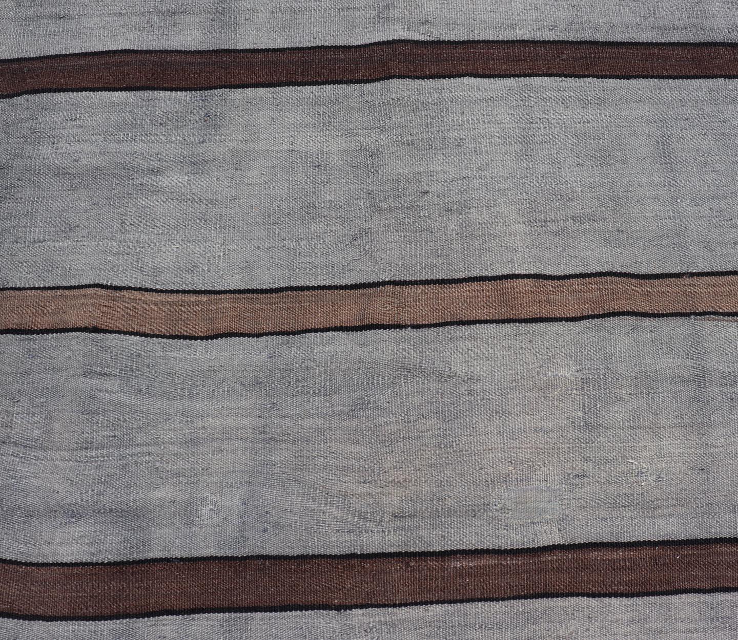Tappeto vintage turco Rug & Kilim a righe grigio e marrone scuro 3'0 x 5'6 in vendita 3