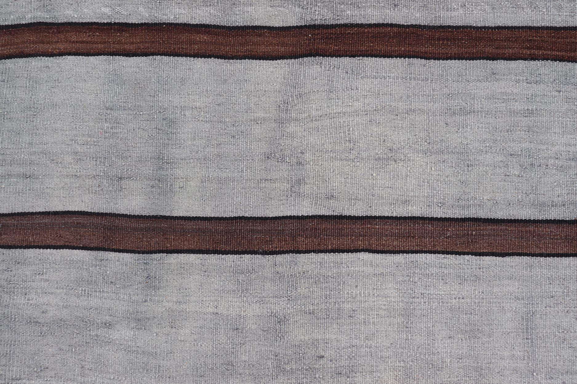 Tappeto vintage turco Rug & Kilim a righe grigio e marrone scuro 3'0 x 5'6 in vendita 4