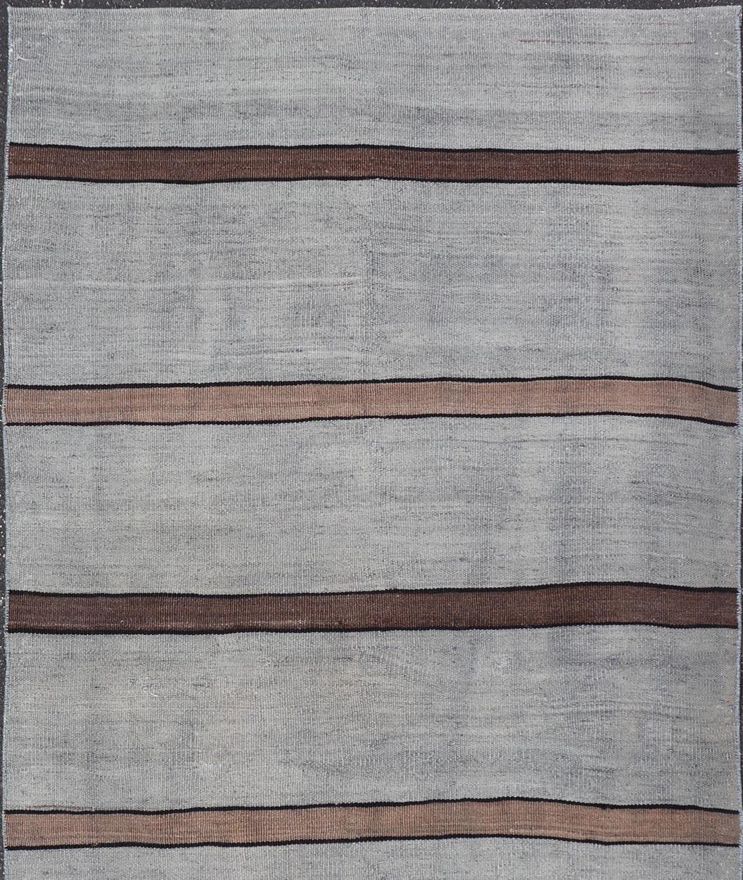 Misure: 3'0 x 5'6 

Tappeto vintage turco Rug & Kilim a strisce grigio e marrone scuro 3'0 x 5'6. 
Keivan Woven Arts / Tappeto/KBE-IT-15336, Paese d'origine / tipo: Turchia / Kilim, circa 1950.

Questo tappeto turco vintage Rug & Kilim presenta un