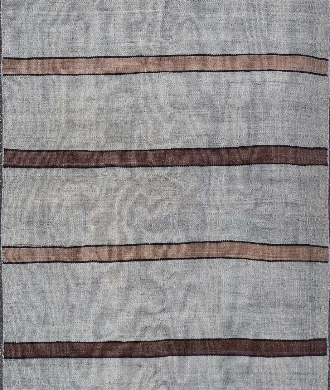 Turco Tappeto vintage turco Rug & Kilim a righe grigio e marrone scuro 3'0 x 5'6 in vendita