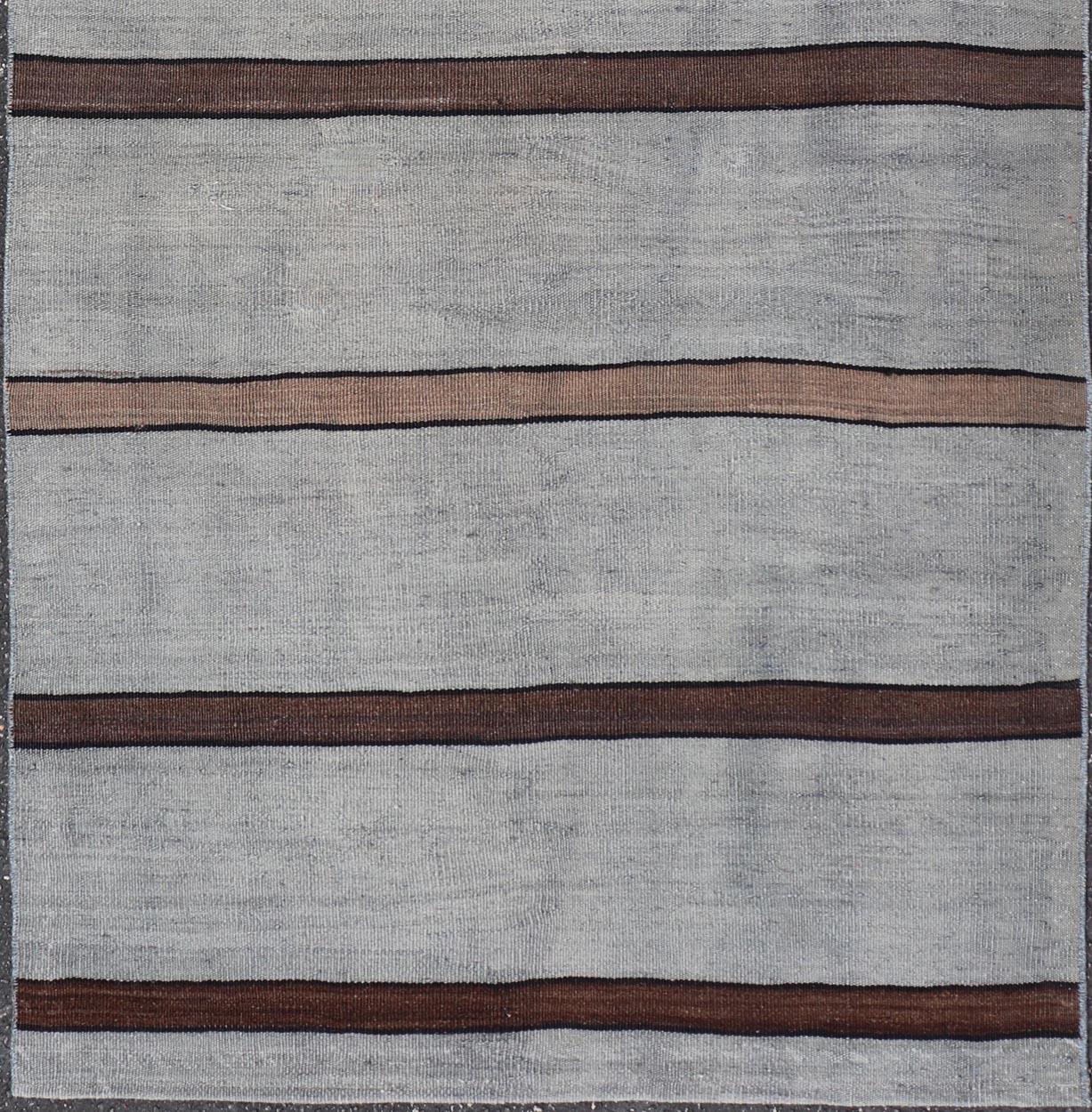 Tessuto a mano Tappeto vintage turco Rug & Kilim a righe grigio e marrone scuro 3'0 x 5'6 in vendita