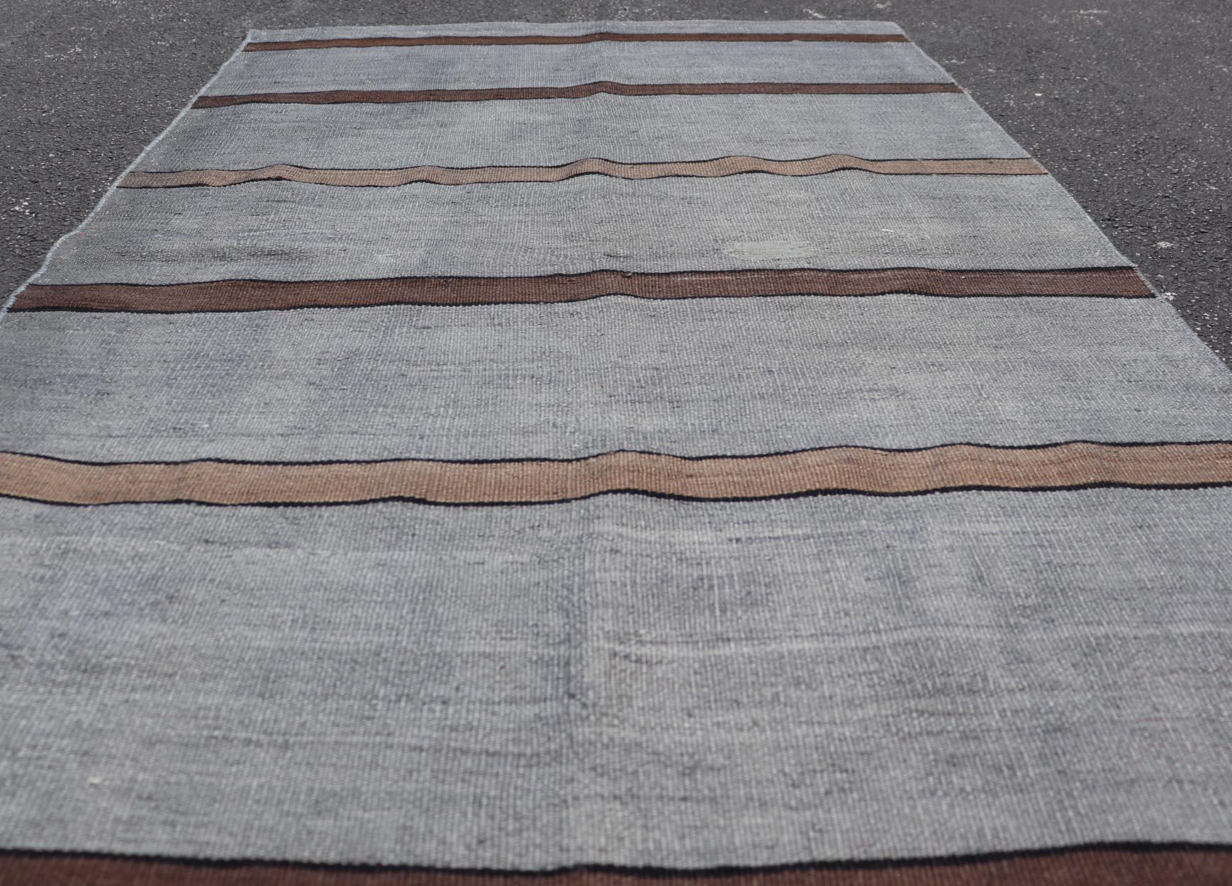 Tappeto vintage turco Rug & Kilim a righe grigio e marrone scuro 3'0 x 5'6 in vendita 1