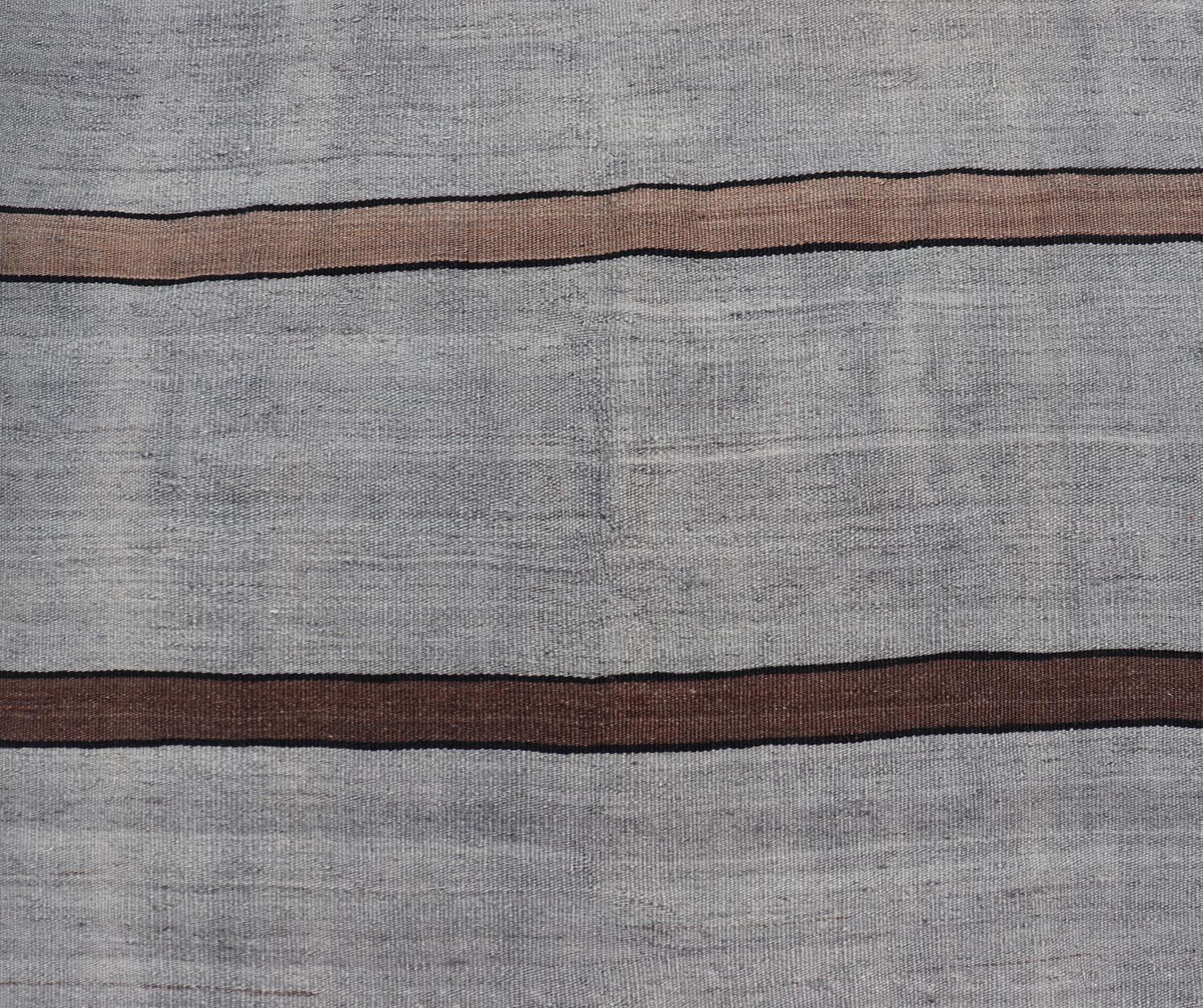Tappeto vintage turco Rug & Kilim a righe grigio e marrone scuro 3'0 x 5'6 in vendita 2