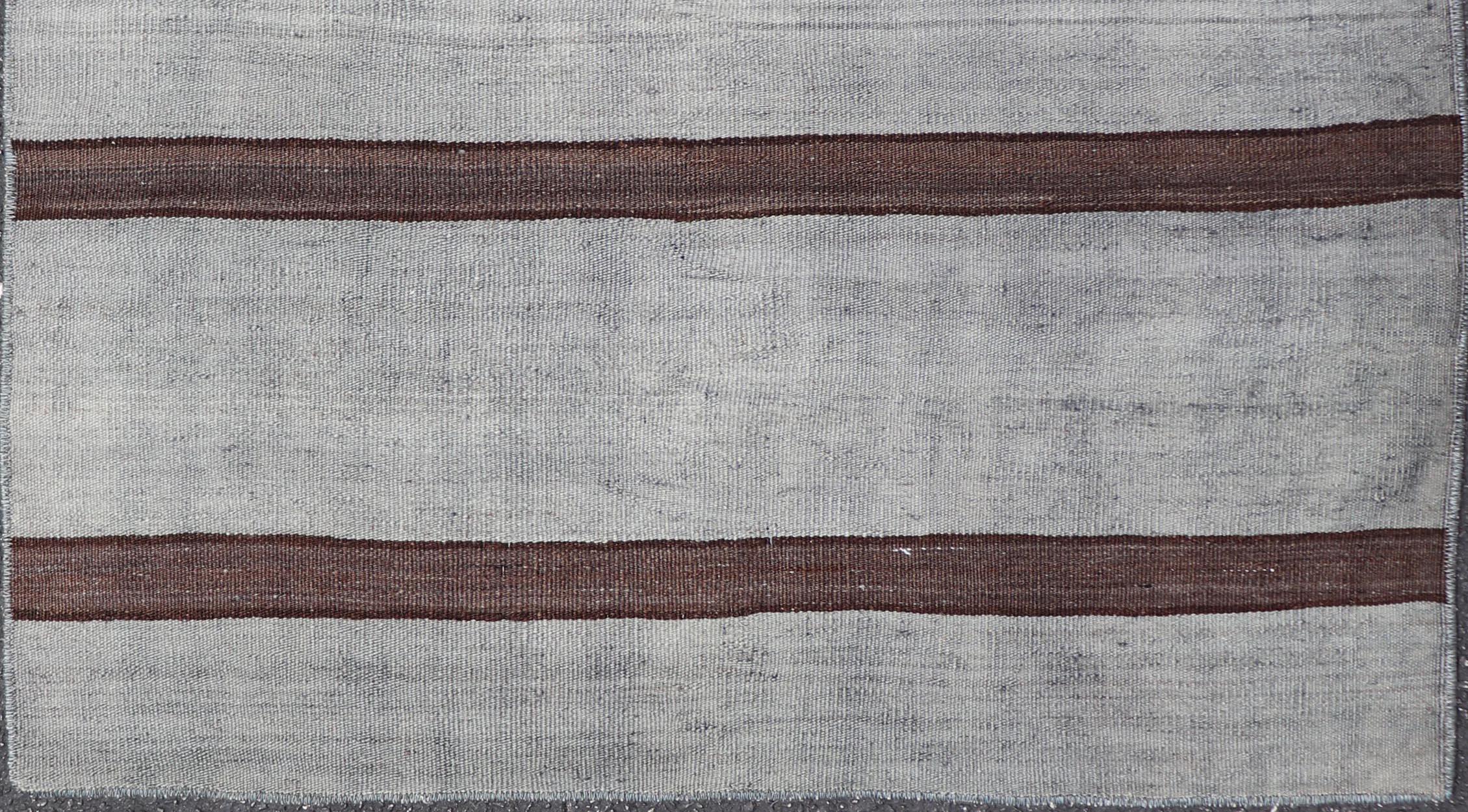 Maße: 2'7 x 3'0 

Vintage Turkish Kilim Rug in Grau und Dunkelbraun Wide Stripe Design 2'7 x 3'0. Keivan Woven Arts / Teppich/KBE-EN-15338, Herkunftsland / Art: Türkei / Kelim, um 1950. 

Dieser türkische Kilim-Teppich im Vintage-Stil präsentiert