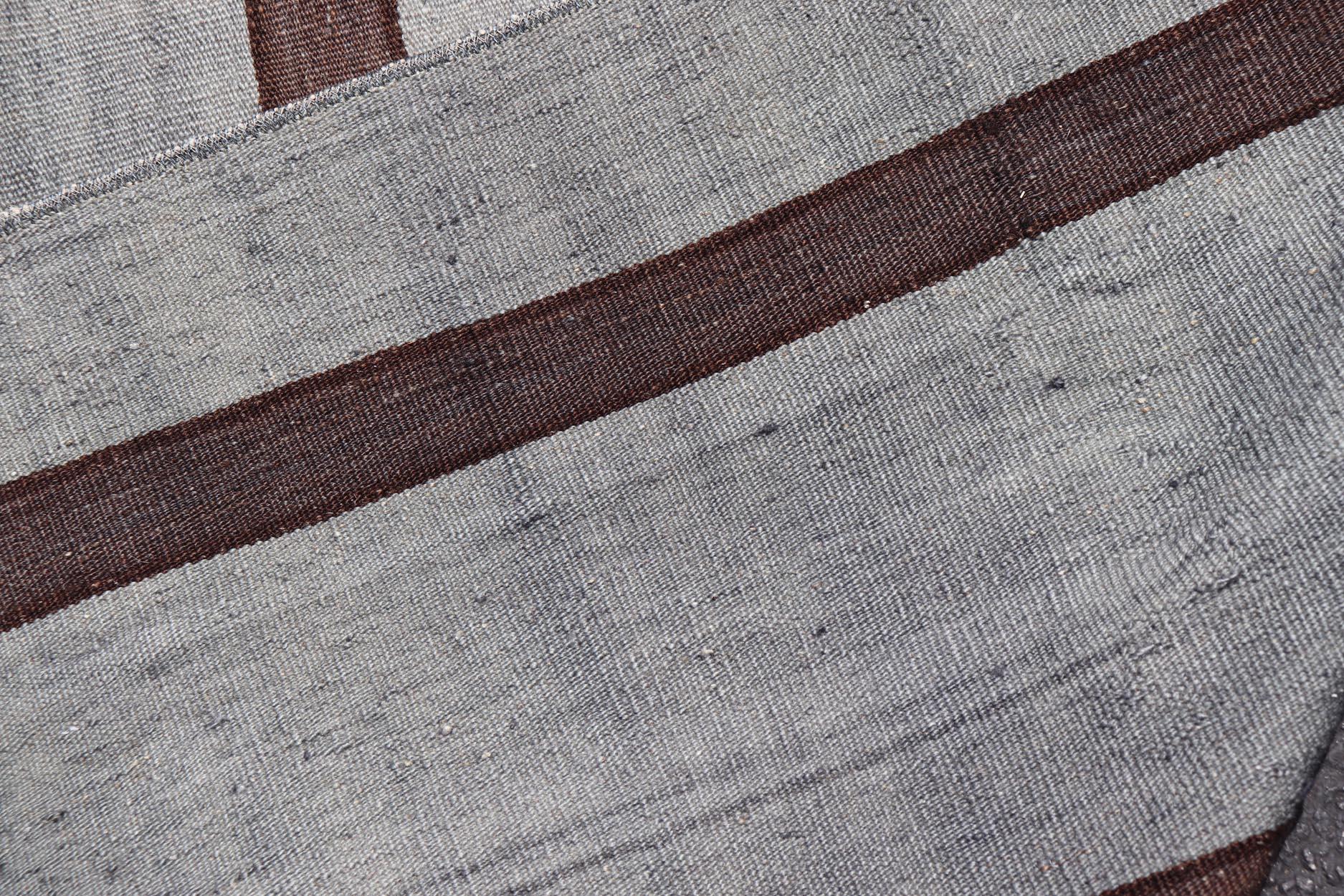 Vintage Türkisch Kilim Teppich in Grau und Dunkelbraun Wide Stripe Design 2'7 x 3'0 (Kelim) im Angebot