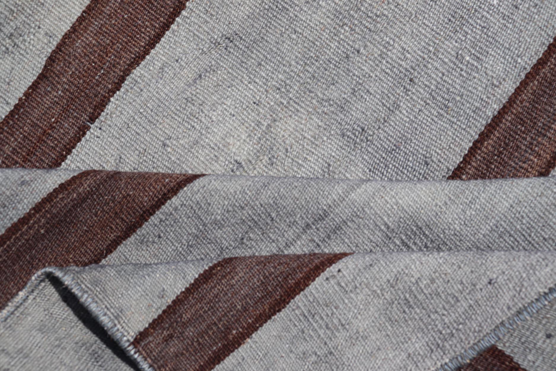 Vintage Türkisch Kilim Teppich in Grau und Dunkelbraun Wide Stripe Design 2'7 x 3'0 (Handgewebt) im Angebot