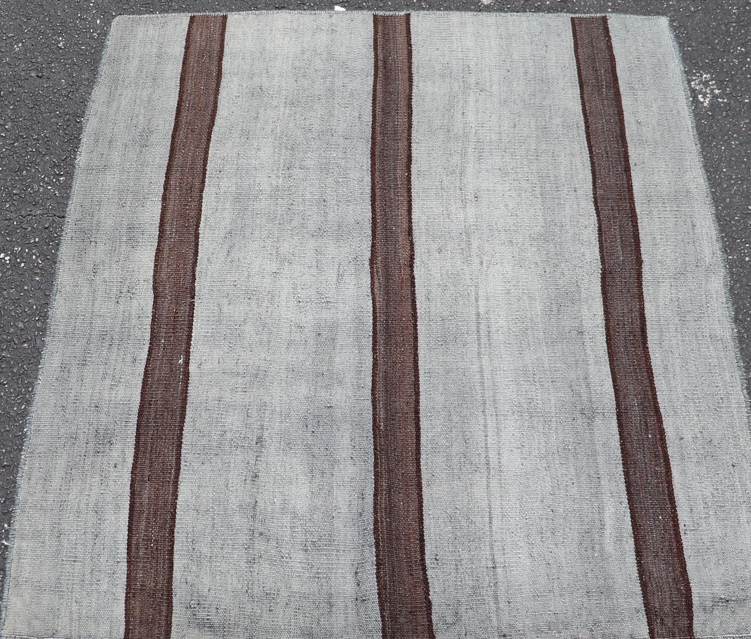 Vintage Türkisch Kilim Teppich in Grau und Dunkelbraun Wide Stripe Design 2'7 x 3'0 im Zustand „Gut“ im Angebot in Atlanta, GA