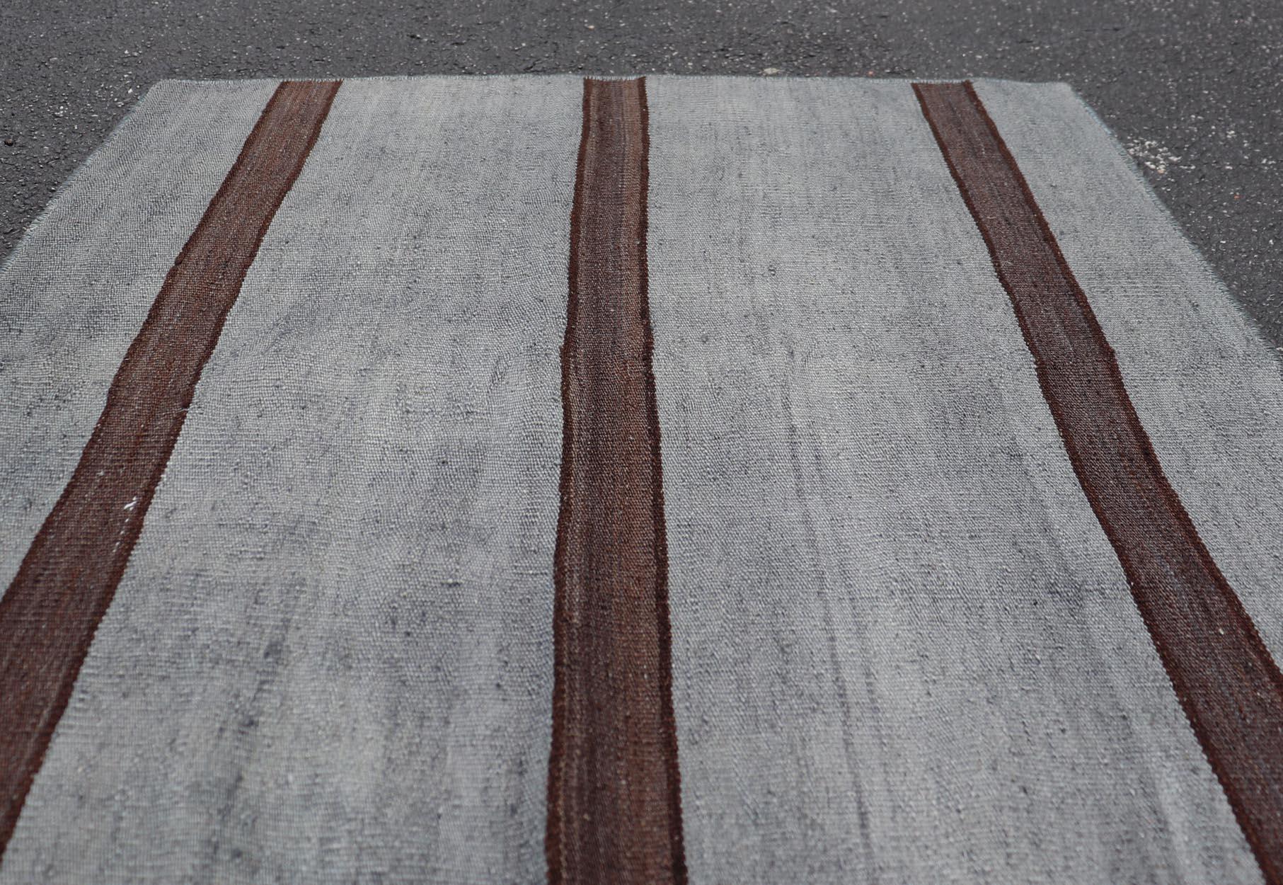 Vintage Türkisch Kilim Teppich in Grau und Dunkelbraun Wide Stripe Design 2'7 x 3'0 (20. Jahrhundert) im Angebot