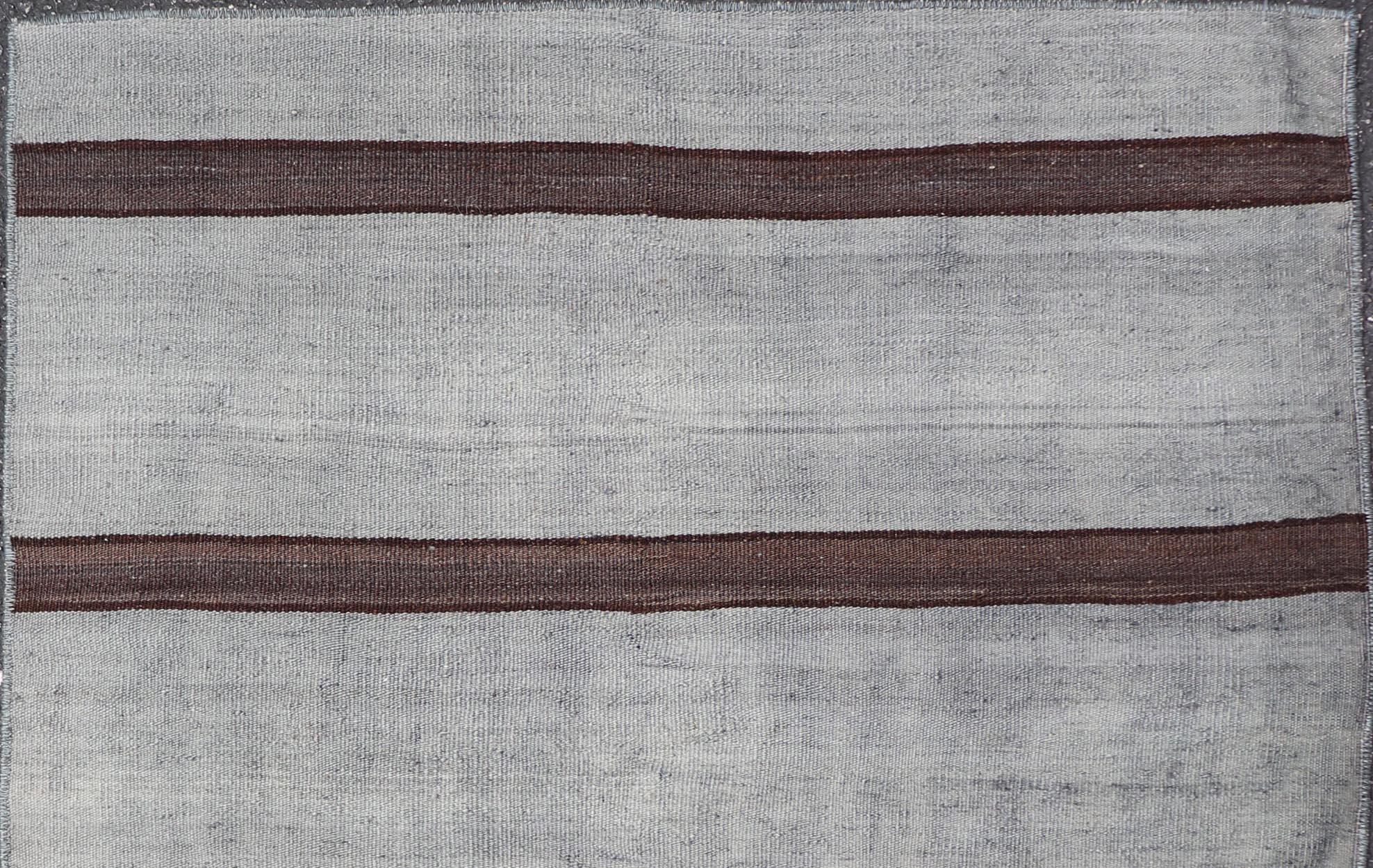 Vintage Türkisch Kilim Teppich in Grau und Dunkelbraun Wide Stripe Design 2'7 x 3'0 (Wolle) im Angebot