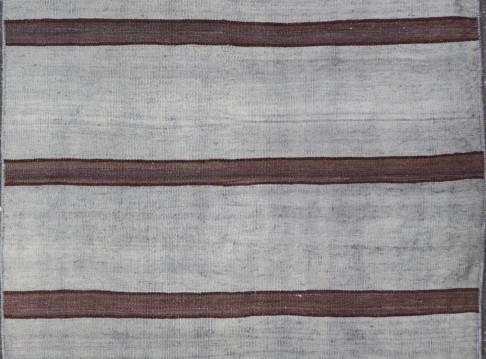 Vintage Türkisch Kilim Teppich in Grau und Dunkelbraun Wide Stripe Design 2'7 x 3'0 im Angebot 1