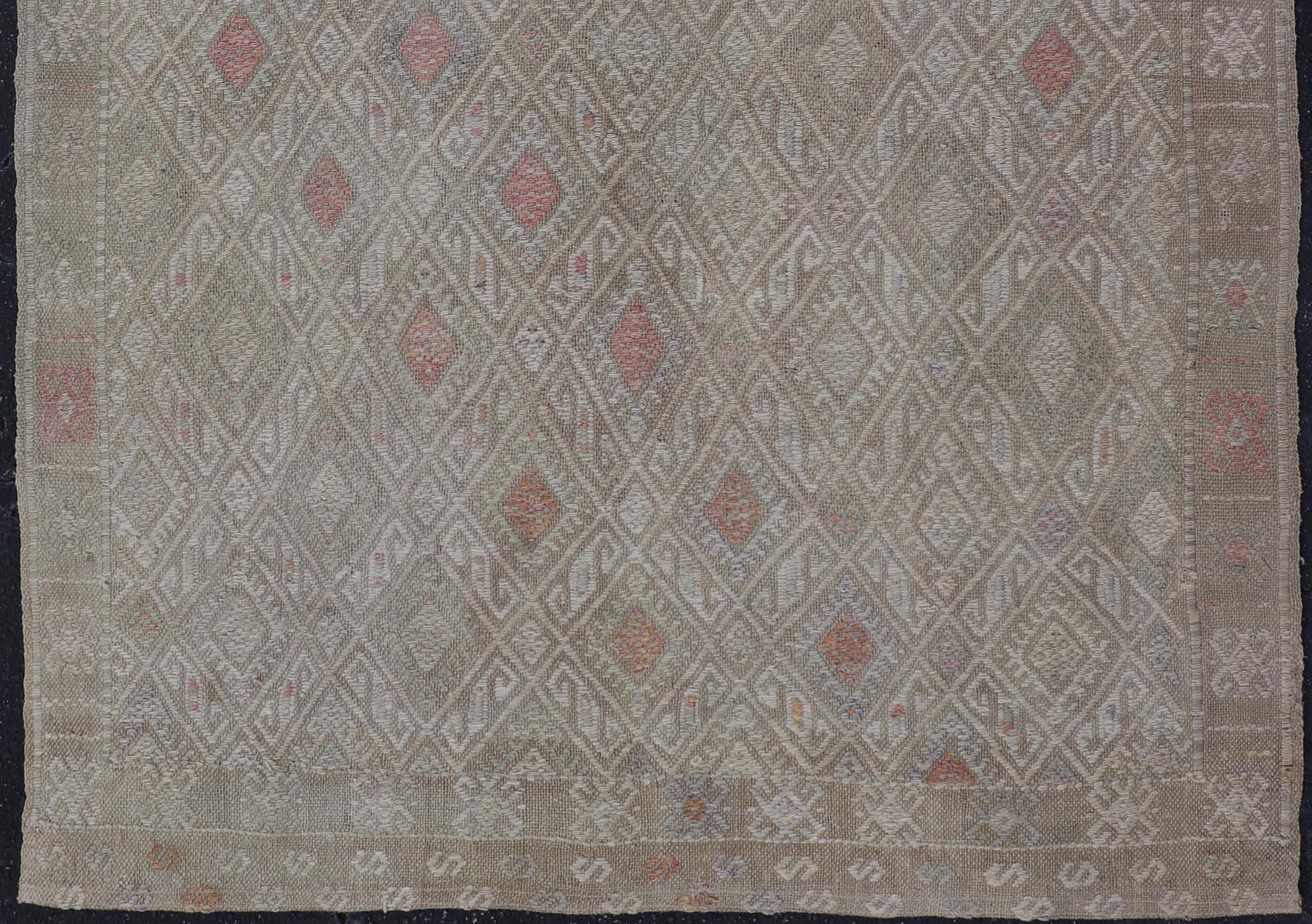 Vintage Turkish Kilim Rug in Muted Gray, Taupe, and Faded Red 4'4 x 5'9 In Good Condition For Sale In Atlanta, GA