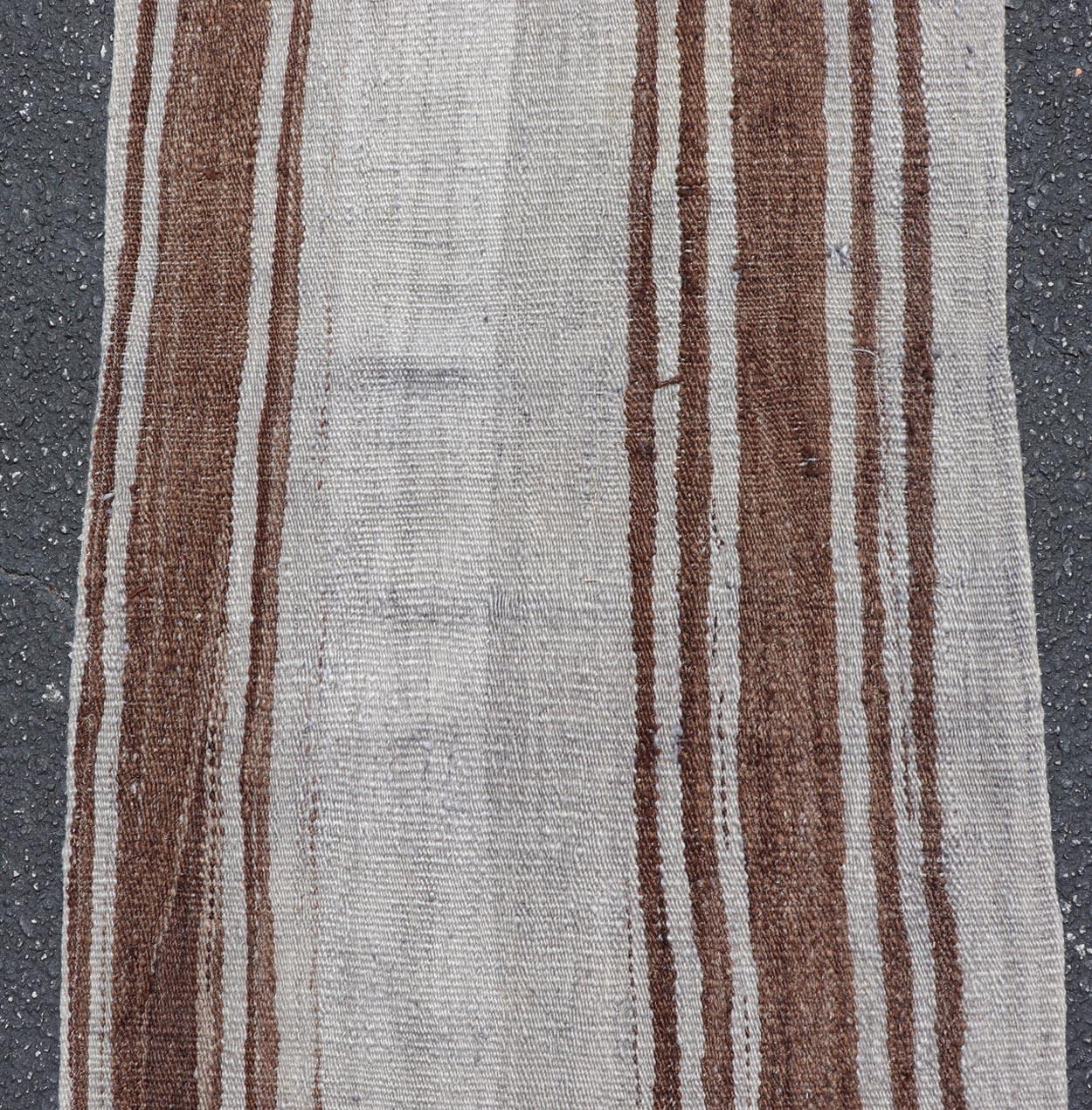 Türkischer Vintage-Kilim-Teppich in natürlichem Braun und weichem Grau 1'11 x 4'0 im Angebot 3