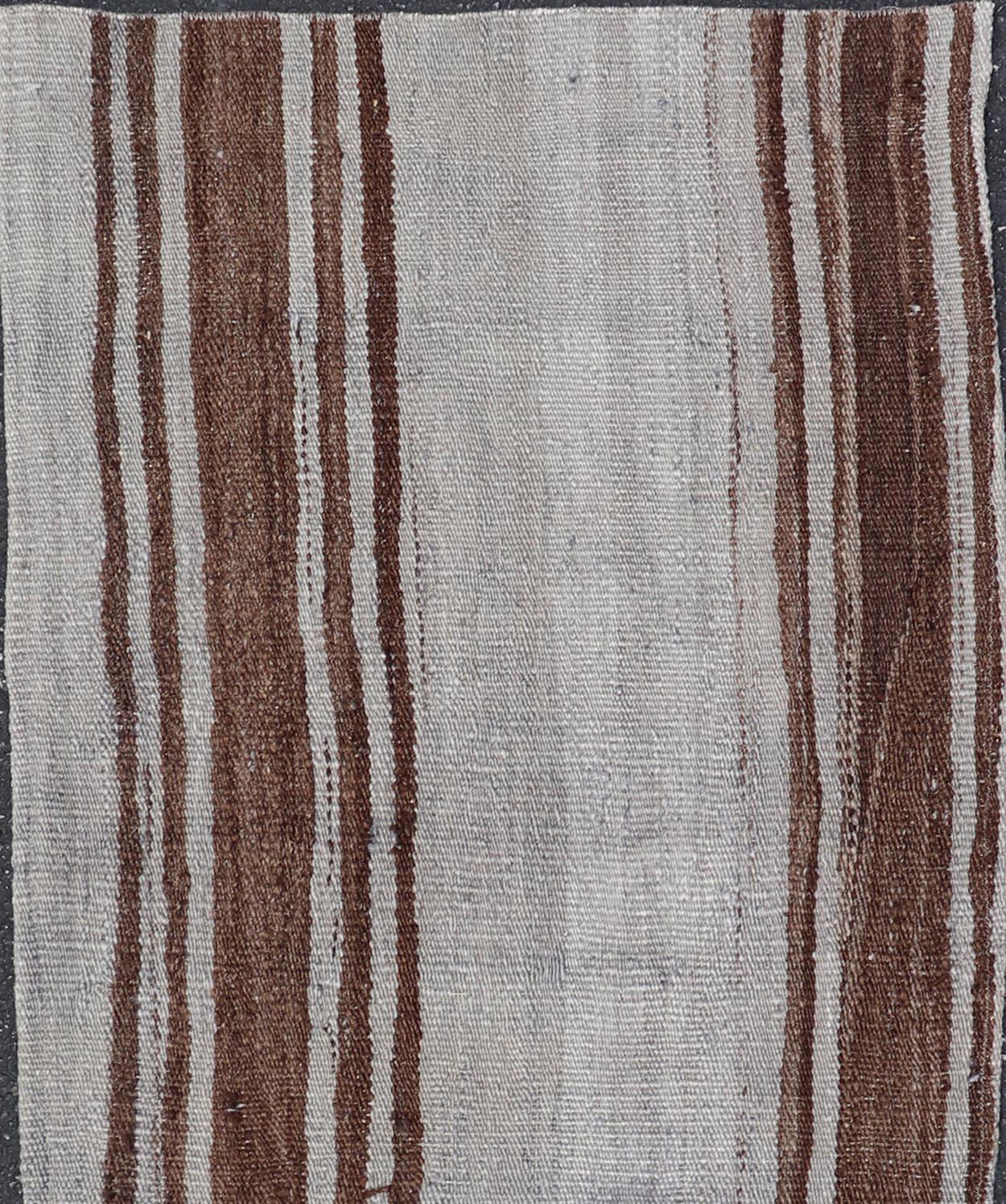 Maße: 1'11 x 4'0

Vintage Turkish Kilim Rug in Natural Brown und Soft Gray 1'11 x 4'0. 
Keivan Woven Arts / Teppich/KBE-EN-15335, Herkunftsland / Art: Türkei / Kelim, um 1950. 

Dieser türkische Kilim-Teppich im Vintage-Stil zeichnet sich durch ein