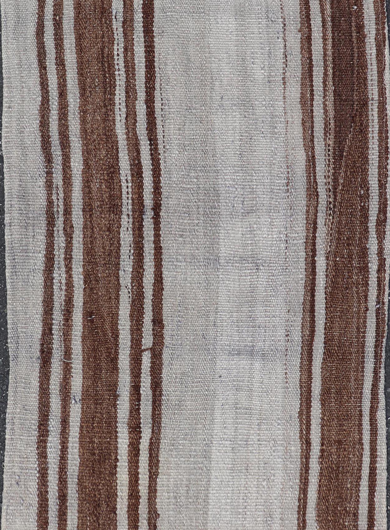 Türkischer Vintage-Kilim-Teppich in natürlichem Braun und weichem Grau 1'11 x 4'0 (Kelim) im Angebot