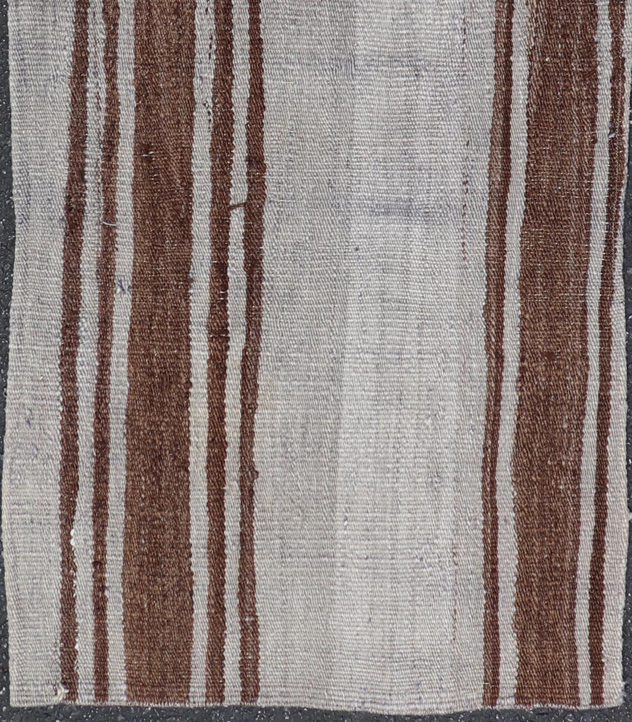 Türkischer Vintage-Kilim-Teppich in natürlichem Braun und weichem Grau 1'11 x 4'0 (Handgewebt) im Angebot