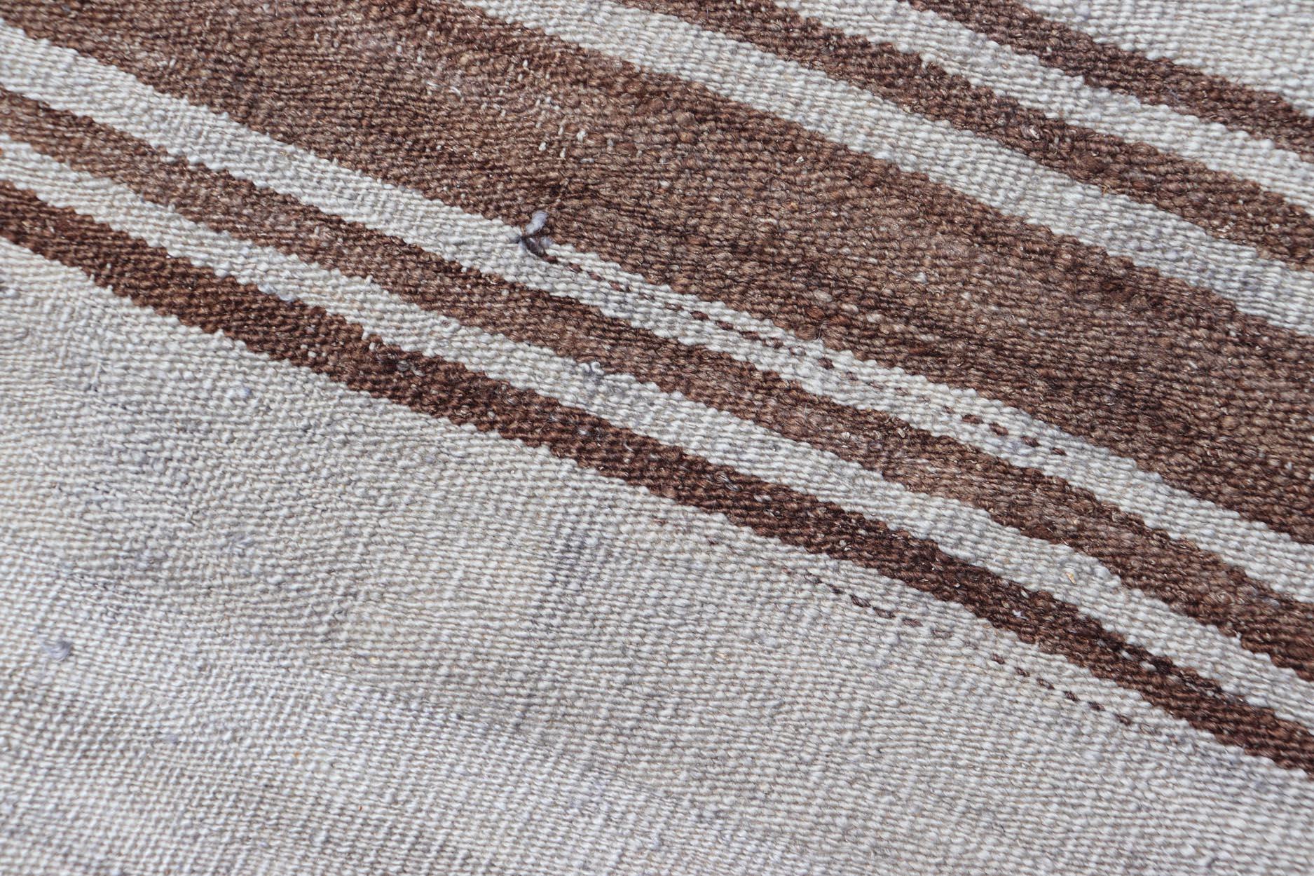 Türkischer Vintage-Kilim-Teppich in natürlichem Braun und weichem Grau 1'11 x 4'0 im Zustand „Gut“ im Angebot in Atlanta, GA