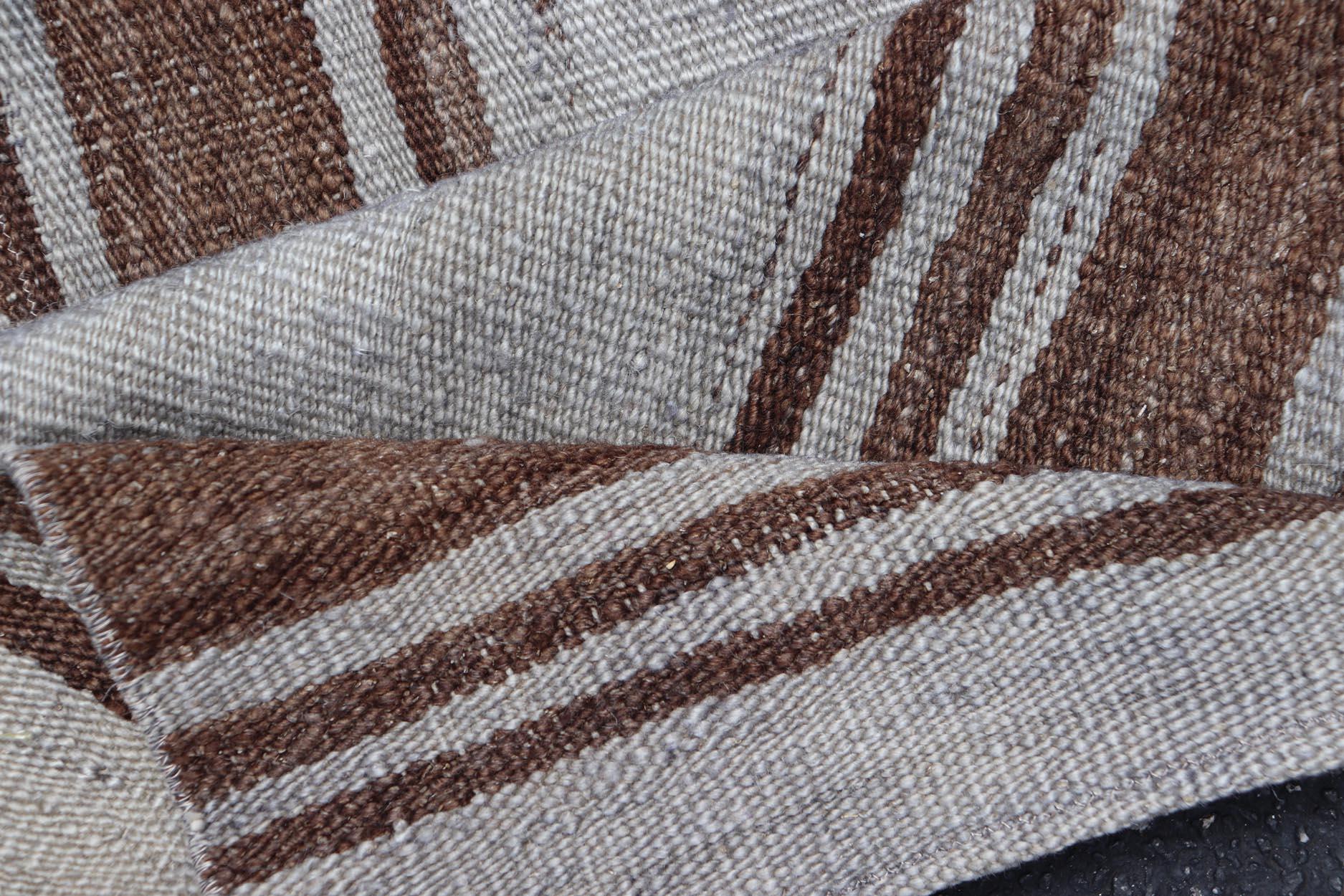 Türkischer Vintage-Kilim-Teppich in natürlichem Braun und weichem Grau 1'11 x 4'0 (20. Jahrhundert) im Angebot