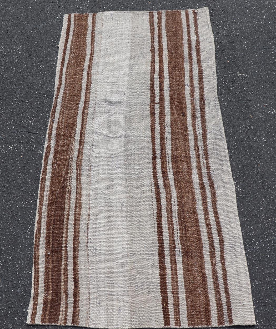 Türkischer Vintage-Kilim-Teppich in natürlichem Braun und weichem Grau 1'11 x 4'0 (Wolle) im Angebot