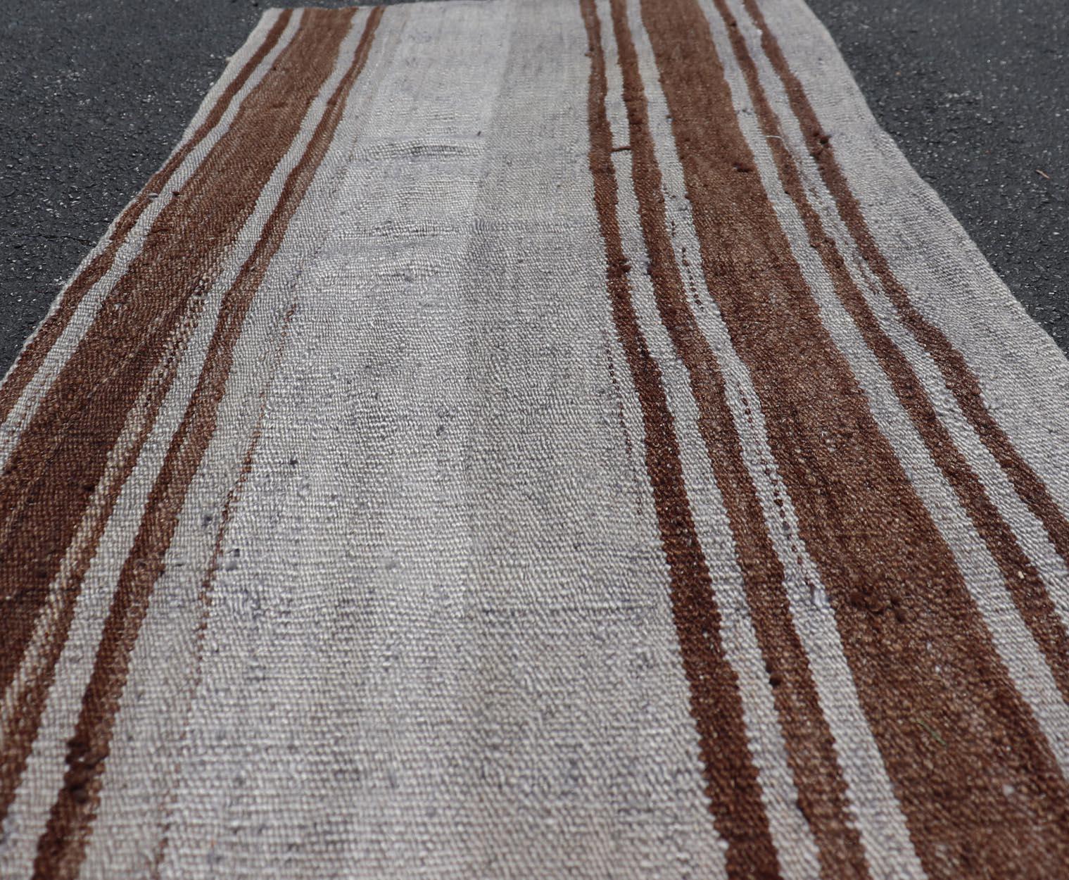 Türkischer Vintage-Kilim-Teppich in natürlichem Braun und weichem Grau 1'11 x 4'0 im Angebot 1