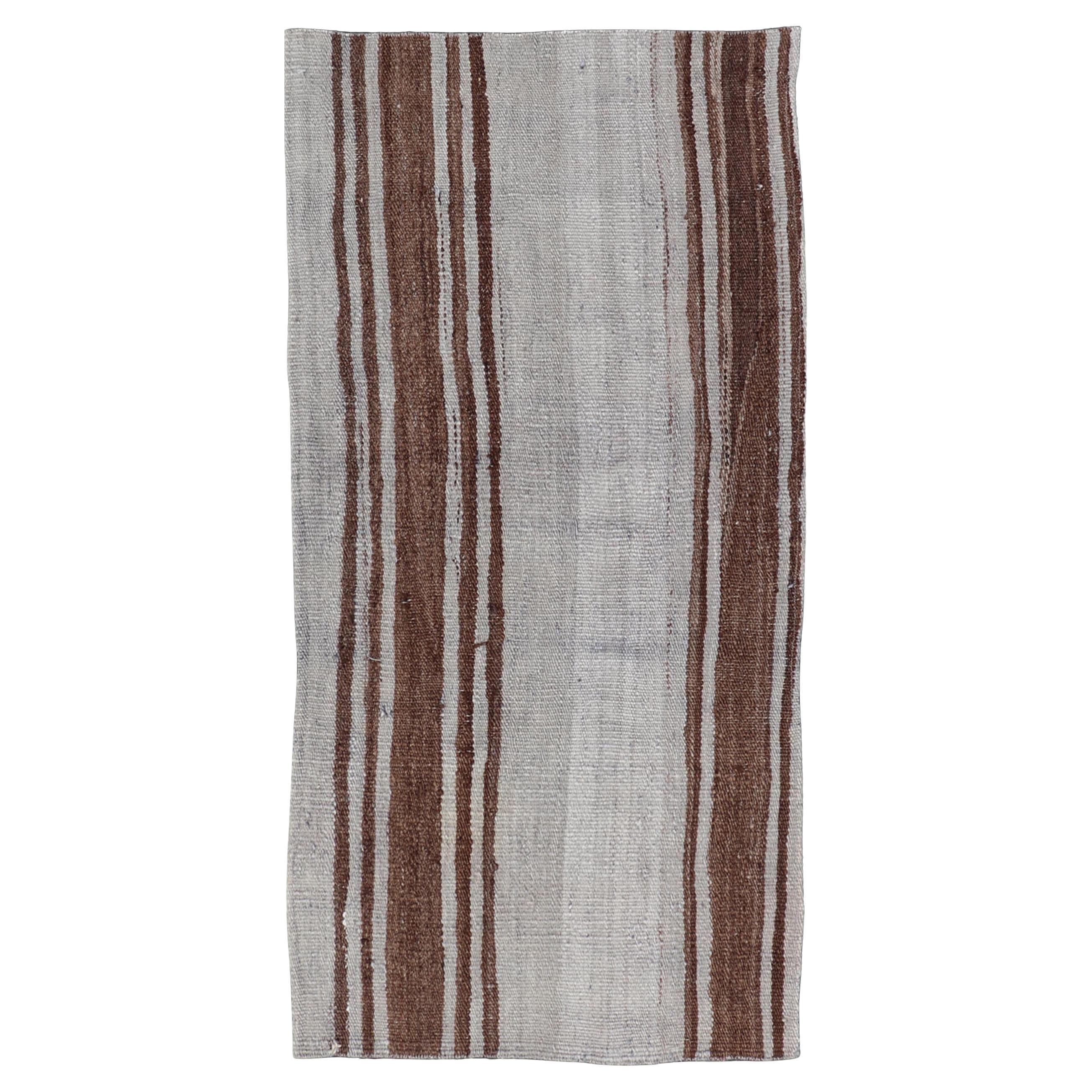 Türkischer Vintage-Kilim-Teppich in natürlichem Braun und weichem Grau 1'11 x 4'0