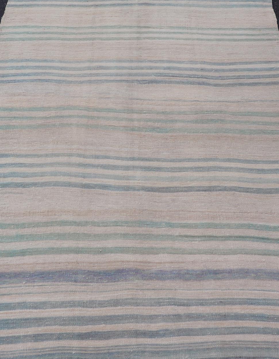 Misure: 4'9 x 6'10 
Rug & Kilim turco vintage a strisce pastello blu e verdi  4'9 x 6'10
Keivan Woven Arts / Tappeto / EN-15877 Paese d'origine / tipo: Turchia / Kilim

Il tappeto kilim turco presenta un design sereno e rilassante in una tavolozza
