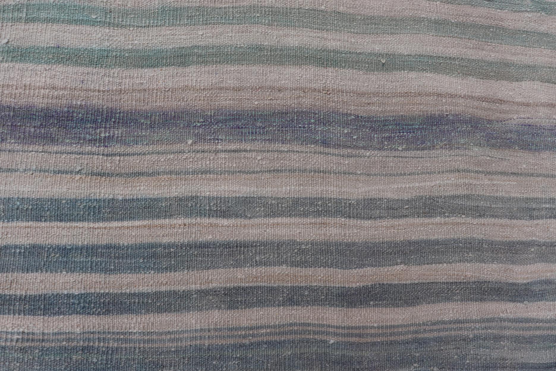 Vintage Rug & Kilim turco a strisce pastello di blu e verde 4'9 x 6'10 In condizioni buone in vendita a Atlanta, GA