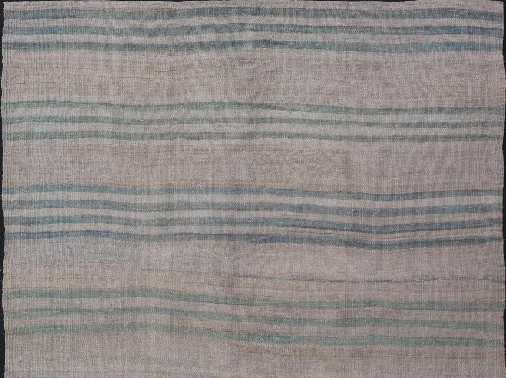 XX secolo Vintage Rug & Kilim turco a strisce pastello di blu e verde 4'9 x 6'10 in vendita