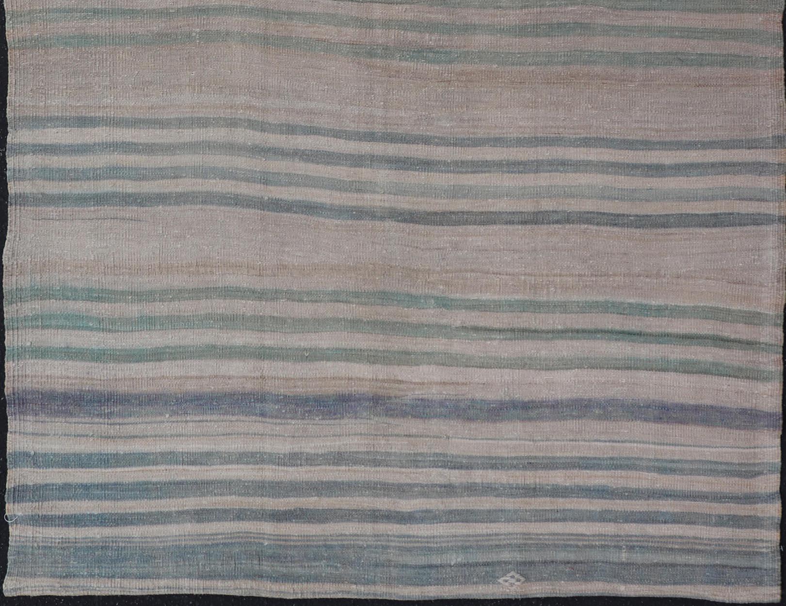 Vintage Rug & Kilim turco a strisce pastello di blu e verde 4'9 x 6'10 in vendita 1