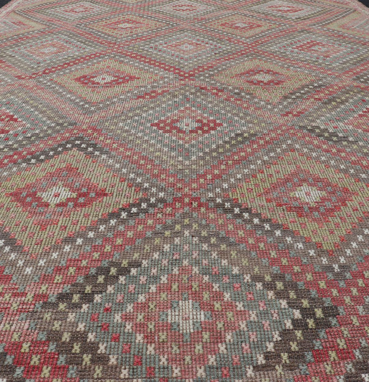 Maße: 7'1 x 11

Vintage Turkish Kilim Rug in Rot, Beige und Olive Diamond Pattern 7'1 x 11'0.  Keivan Woven Arts / Teppich/EN-179984, Herkunftsland / Art: Türkei / Kelim, um 1950. 

Dieser türkische Kilim-Teppich im Vintage-Stil zeichnet sich durch