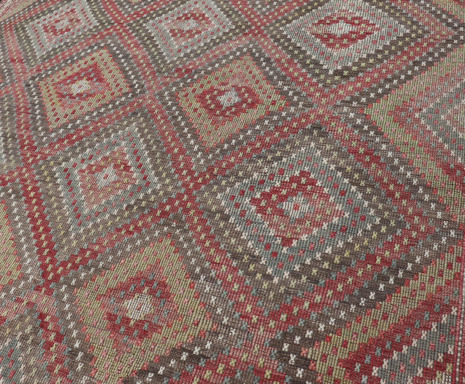 Vintage Turkish Kilim Rug in Red, Beige, and Olive Diamond Pattern 7'1 x 11'0 (Handgewebt) im Angebot