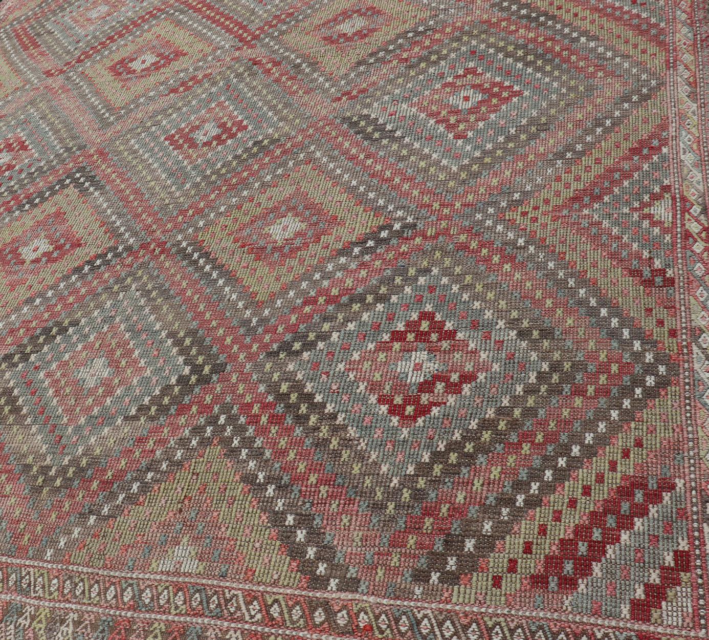 Vintage Turkish Kilim Rug in Red, Beige, and Olive Diamond Pattern 7'1 x 11'0 im Zustand „Gut“ im Angebot in Atlanta, GA