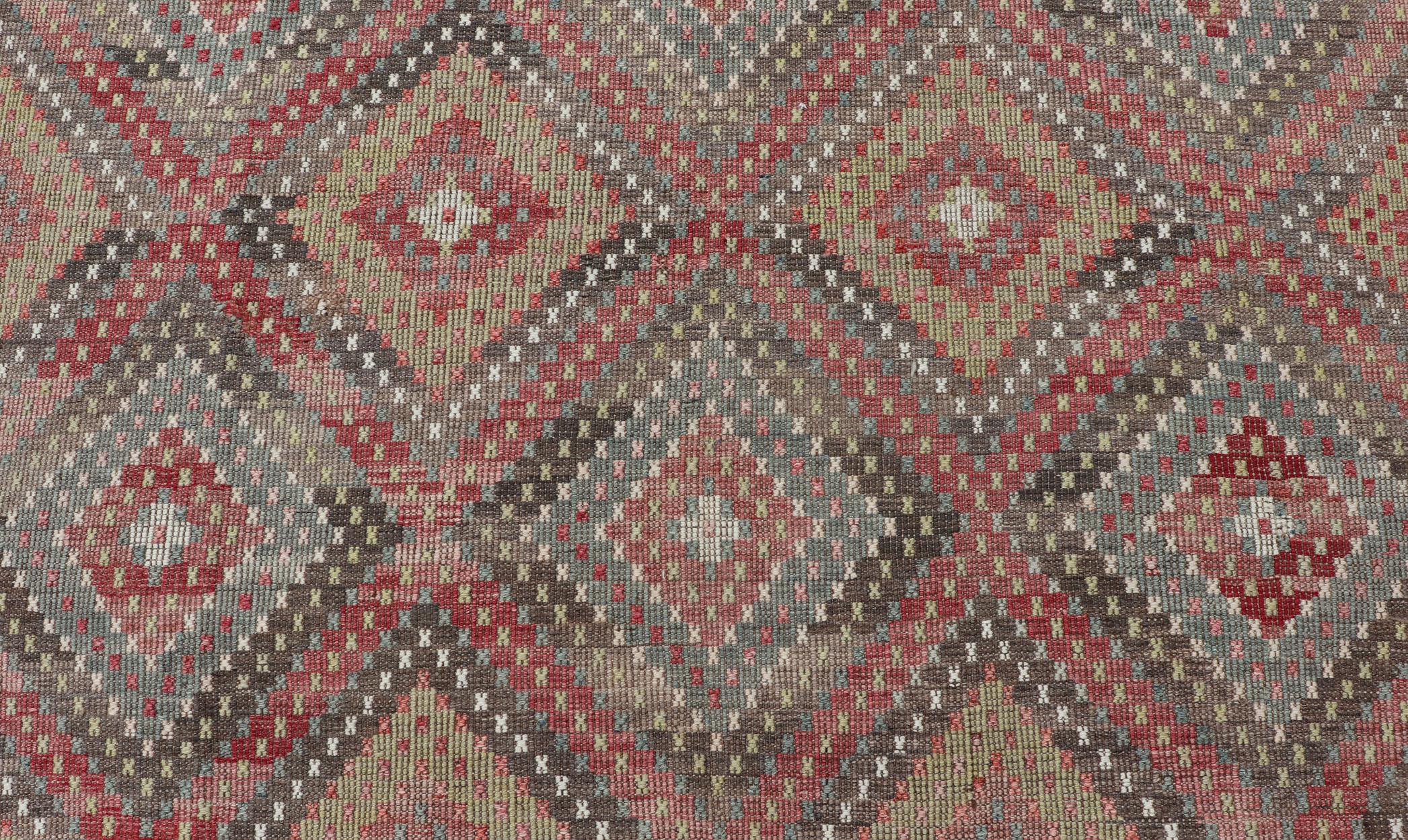 Vintage Turkish Kilim Rug in Red, Beige, and Olive Diamond Pattern 7'1 x 11'0 (20. Jahrhundert) im Angebot