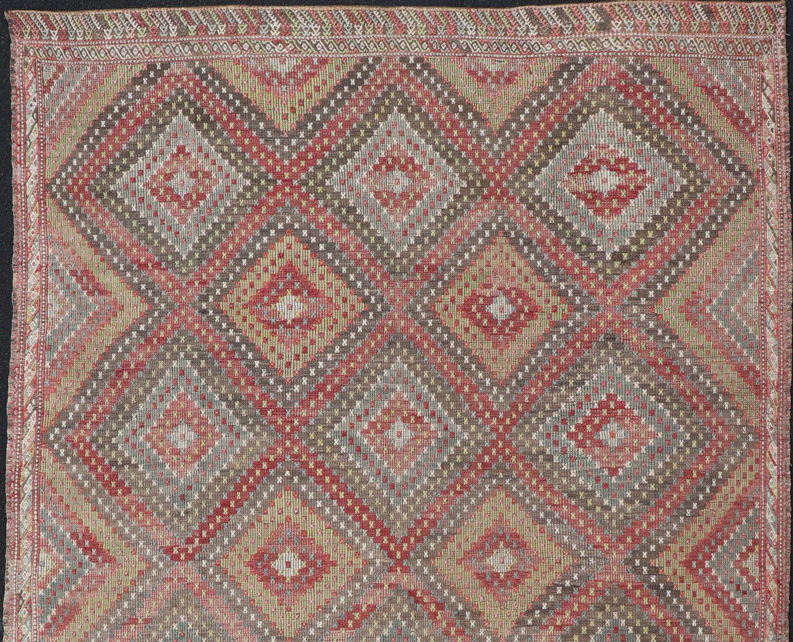 Vintage Turkish Kilim Rug in Red, Beige, and Olive Diamond Pattern 7'1 x 11'0 (Wolle) im Angebot