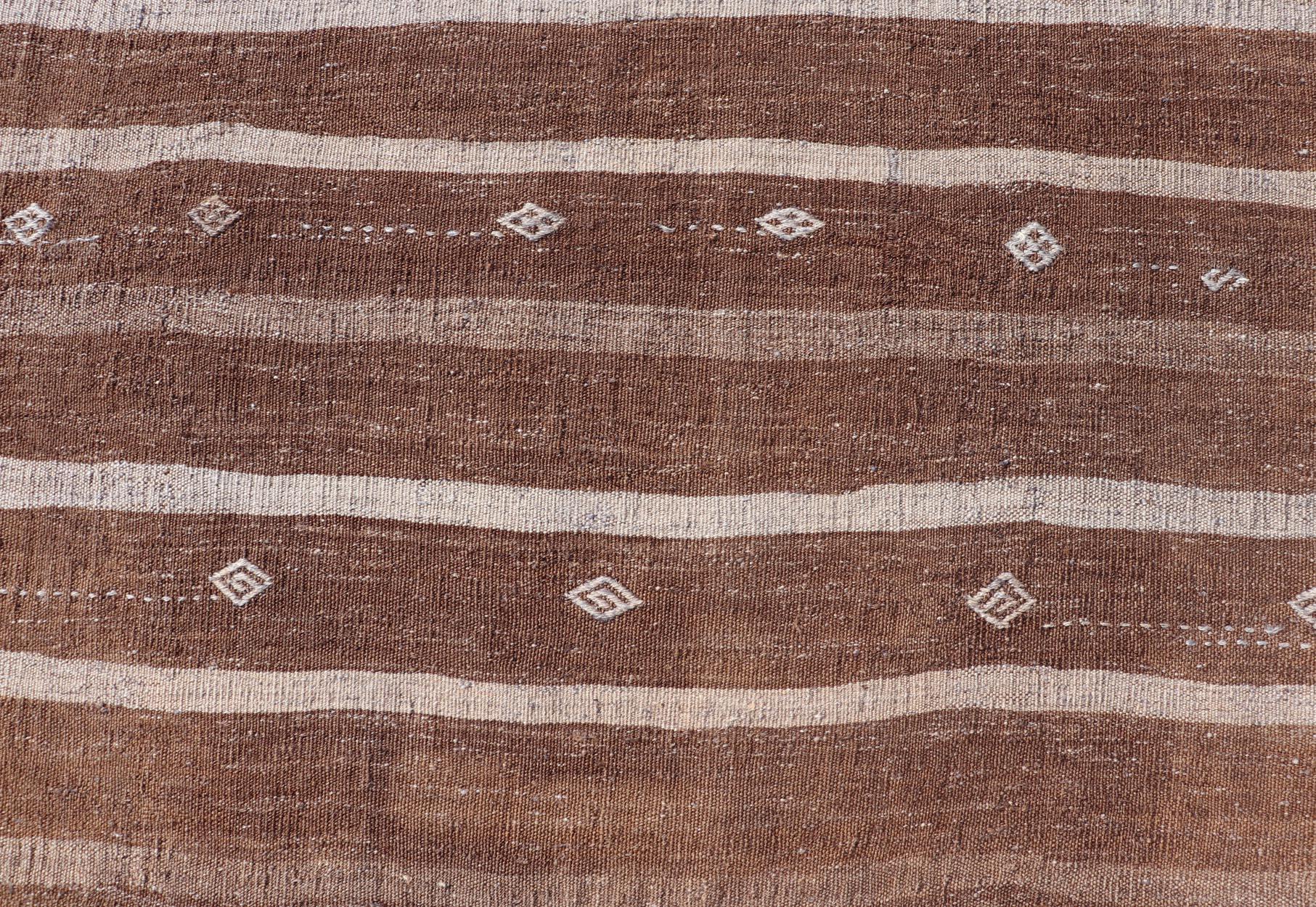 Türkischer Vintage-Kelim-Teppich in sattem Cocoa und Elfenbein -Stripe Design 6'9 x 8'9 im Angebot 4