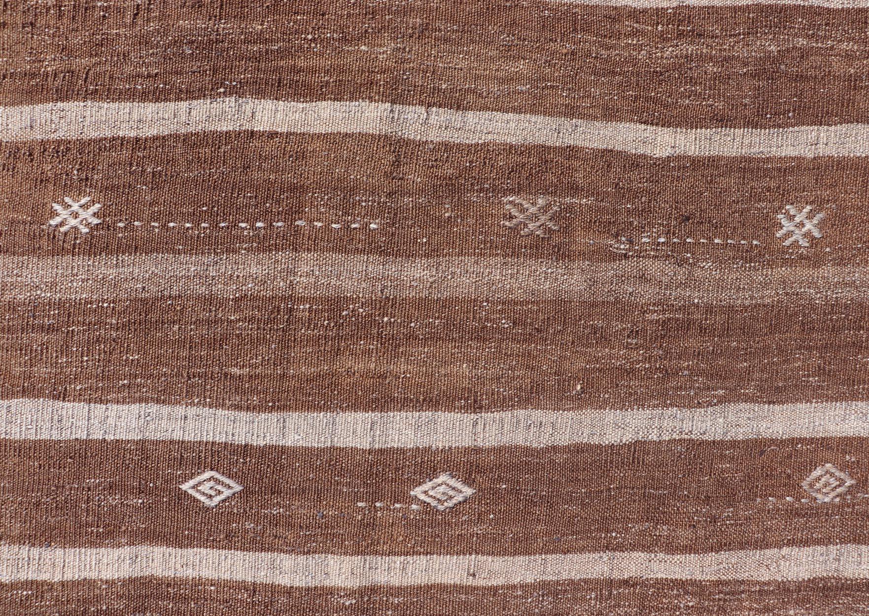 Türkischer Vintage-Kelim-Teppich in sattem Cocoa und Elfenbein -Stripe Design 6'9 x 8'9 im Angebot 5