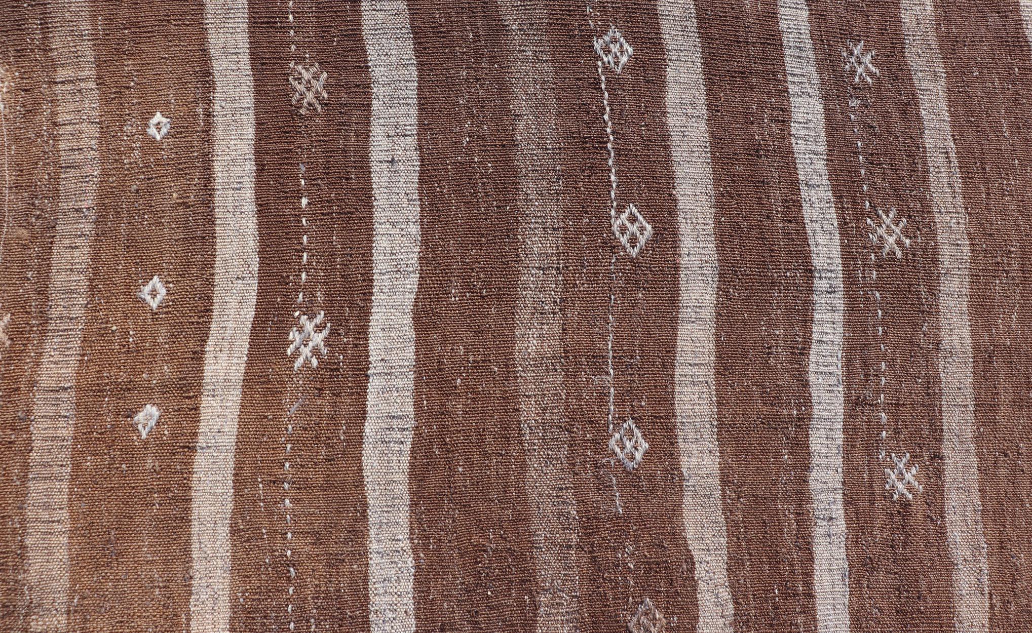 Maße: 6'9 x 8'9 Vintage Turkish Kilim Rug in Rich Cocoa and Ivory -Stripe Design Keivan Woven Arts / Rug / EN-179483 Herkunftsland / Typ: Türkei / Kilim Türkischer Vintage-Kilim-Teppich bietet eine harmonische Mischung aus rustikalem Charme und