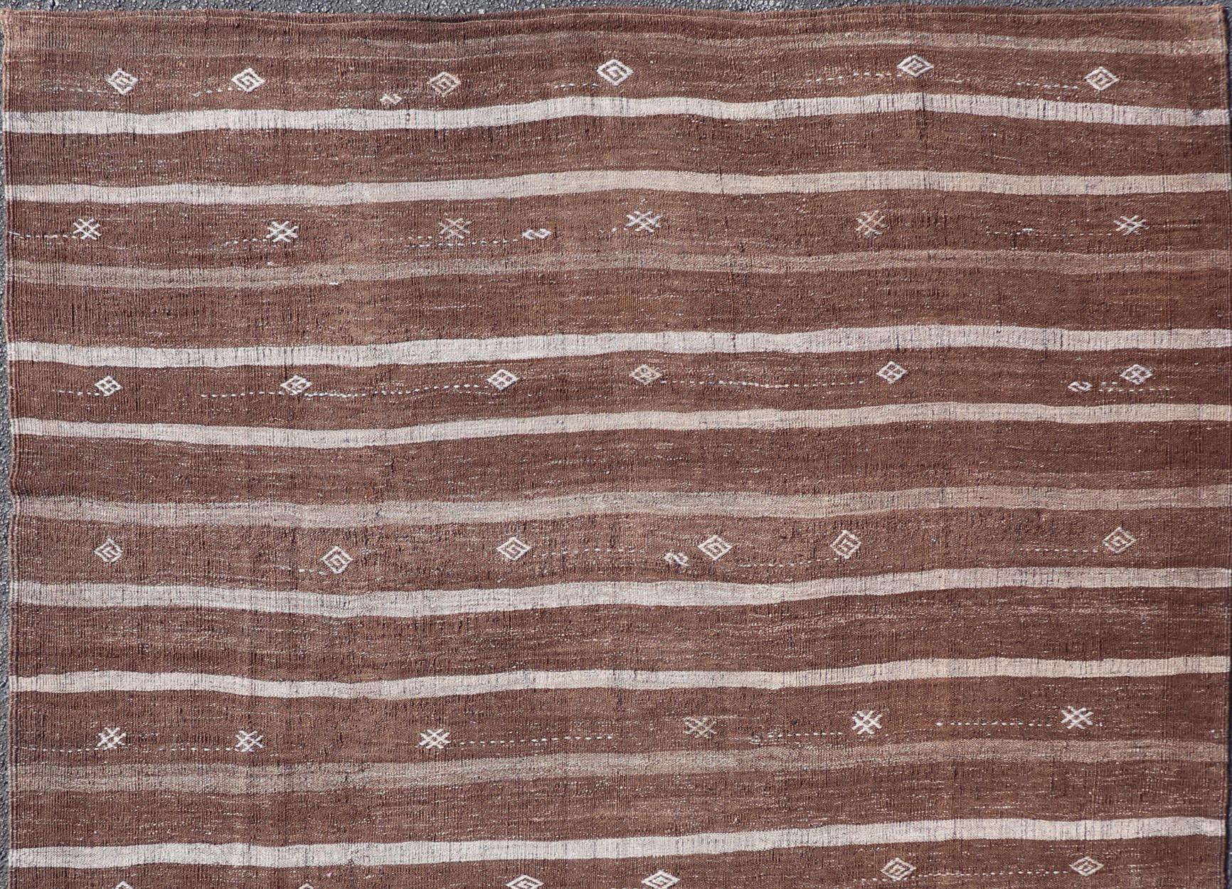 Türkischer Vintage-Kelim-Teppich in sattem Cocoa und Elfenbein -Stripe Design 6'9 x 8'9 (Handgewebt) im Angebot