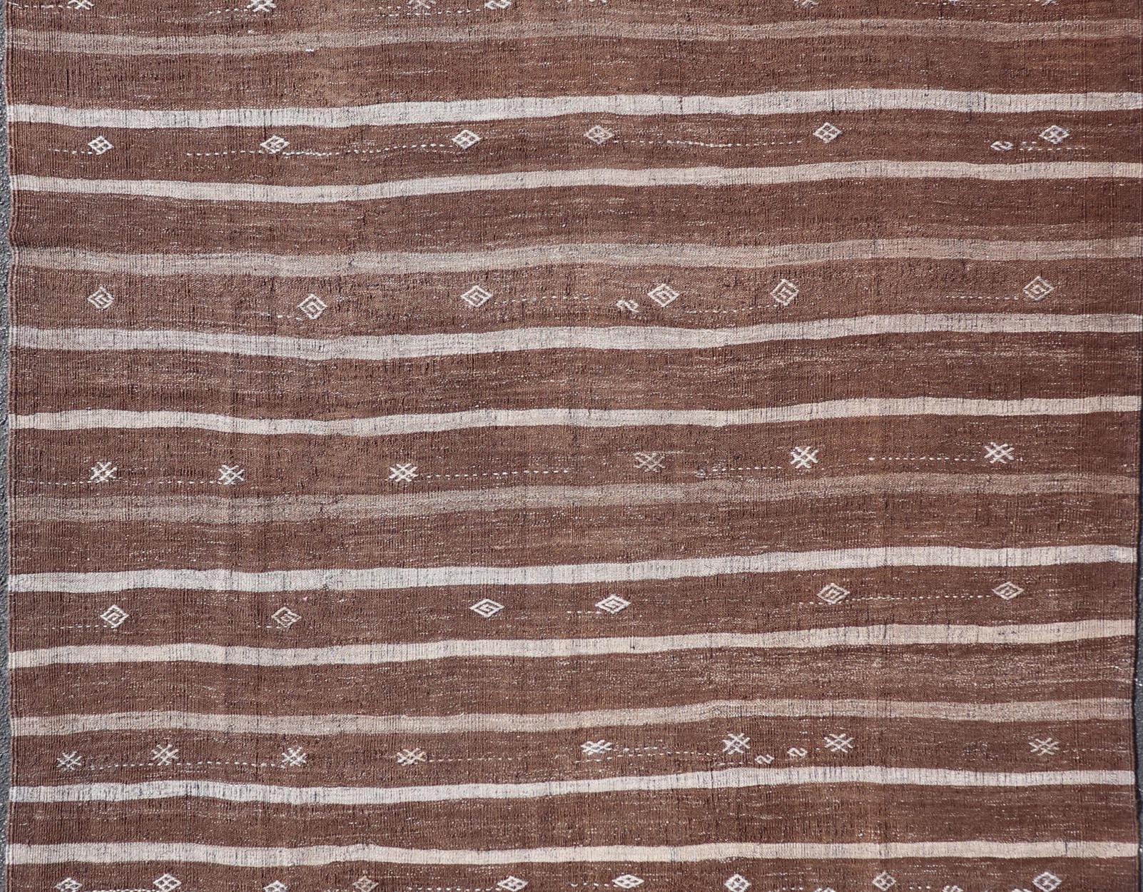 Türkischer Vintage-Kelim-Teppich in sattem Cocoa und Elfenbein -Stripe Design 6'9 x 8'9 im Zustand „Gut“ im Angebot in Atlanta, GA