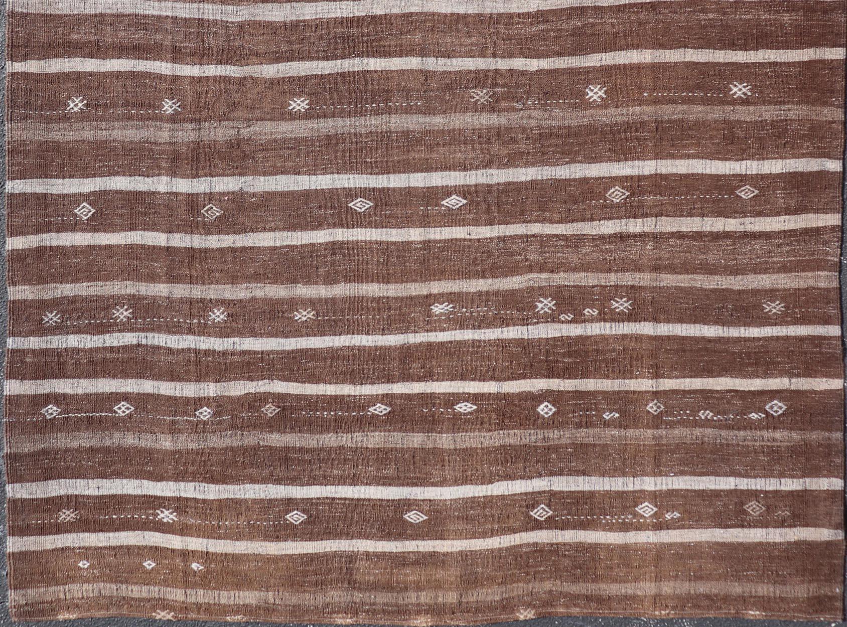 Türkischer Vintage-Kelim-Teppich in sattem Cocoa und Elfenbein -Stripe Design 6'9 x 8'9 (20. Jahrhundert) im Angebot