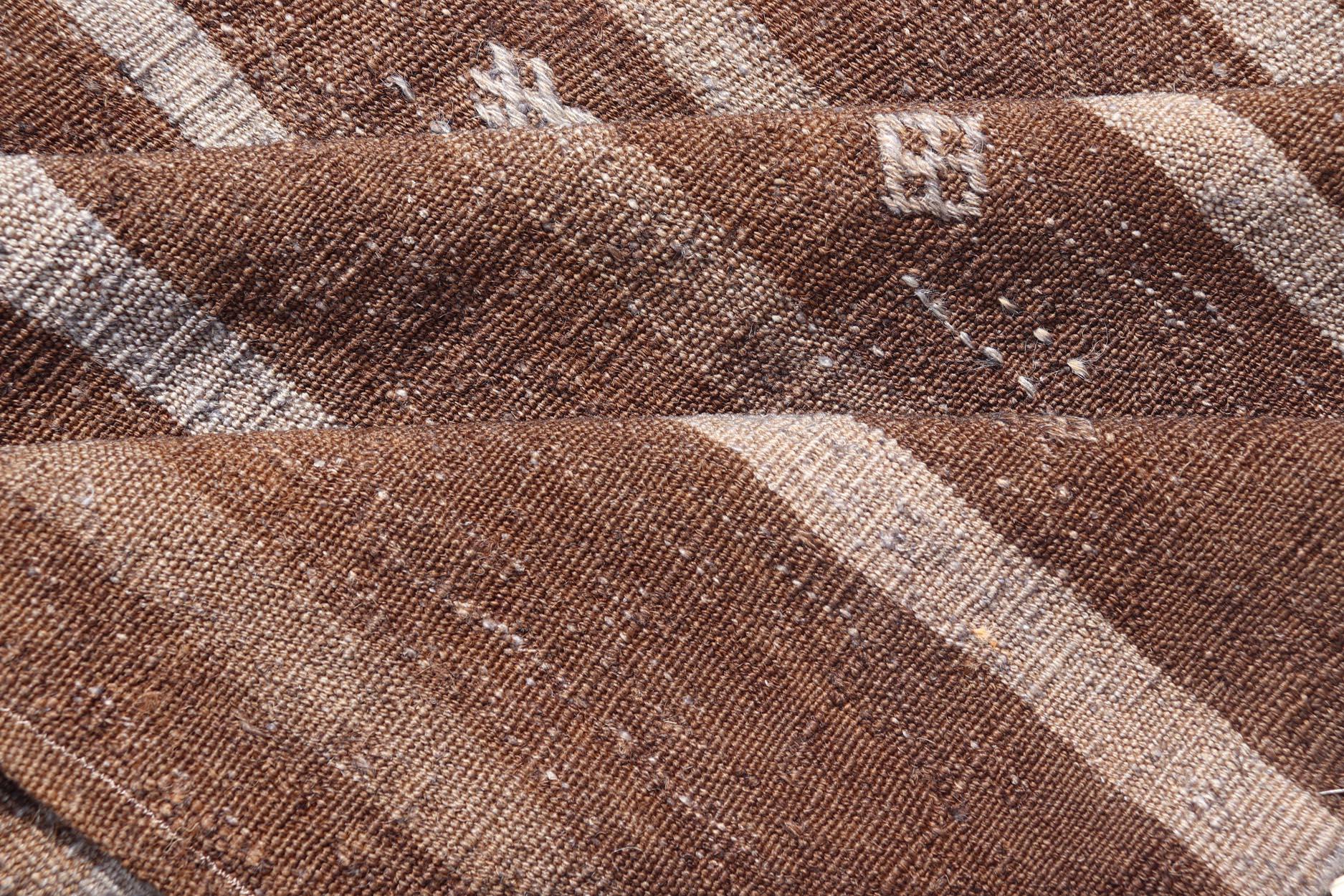Türkischer Vintage-Kelim-Teppich in sattem Cocoa und Elfenbein -Stripe Design 6'9 x 8'9 im Angebot 1