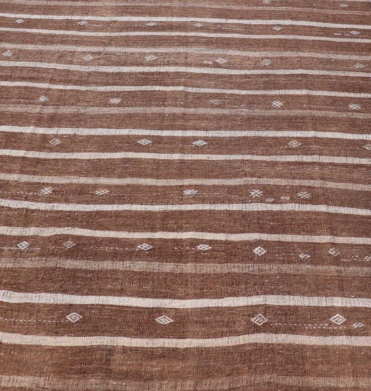 Türkischer Vintage-Kelim-Teppich in sattem Cocoa und Elfenbein -Stripe Design 6'9 x 8'9 im Angebot 2
