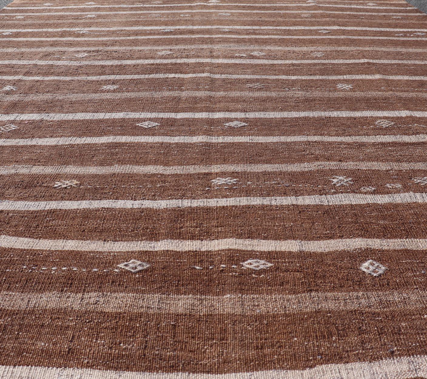 Türkischer Vintage-Kelim-Teppich in sattem Cocoa und Elfenbein -Stripe Design 6'9 x 8'9 im Angebot 3
